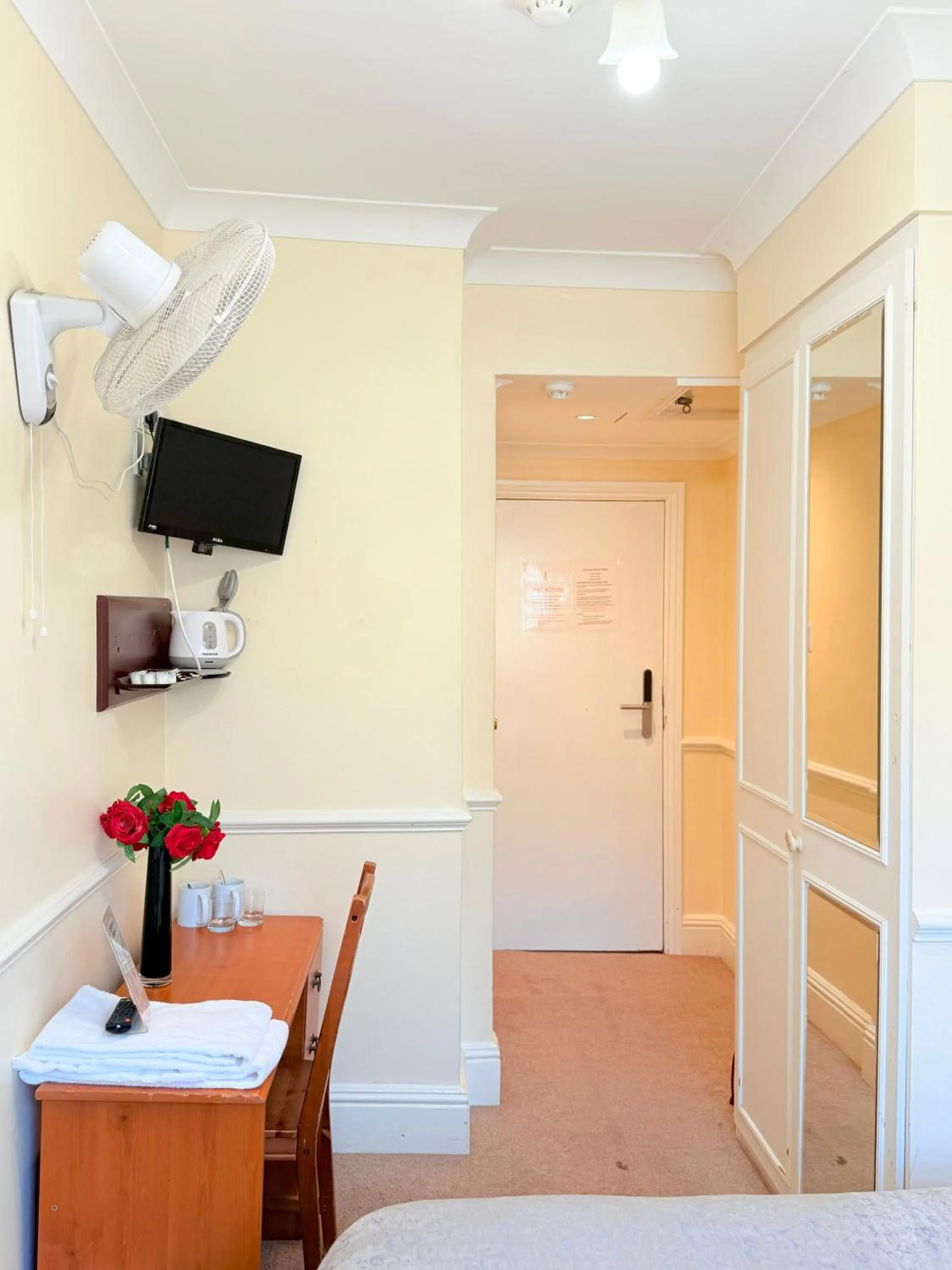 Bedroom, Bed in Europa House Hotel, London Paddington