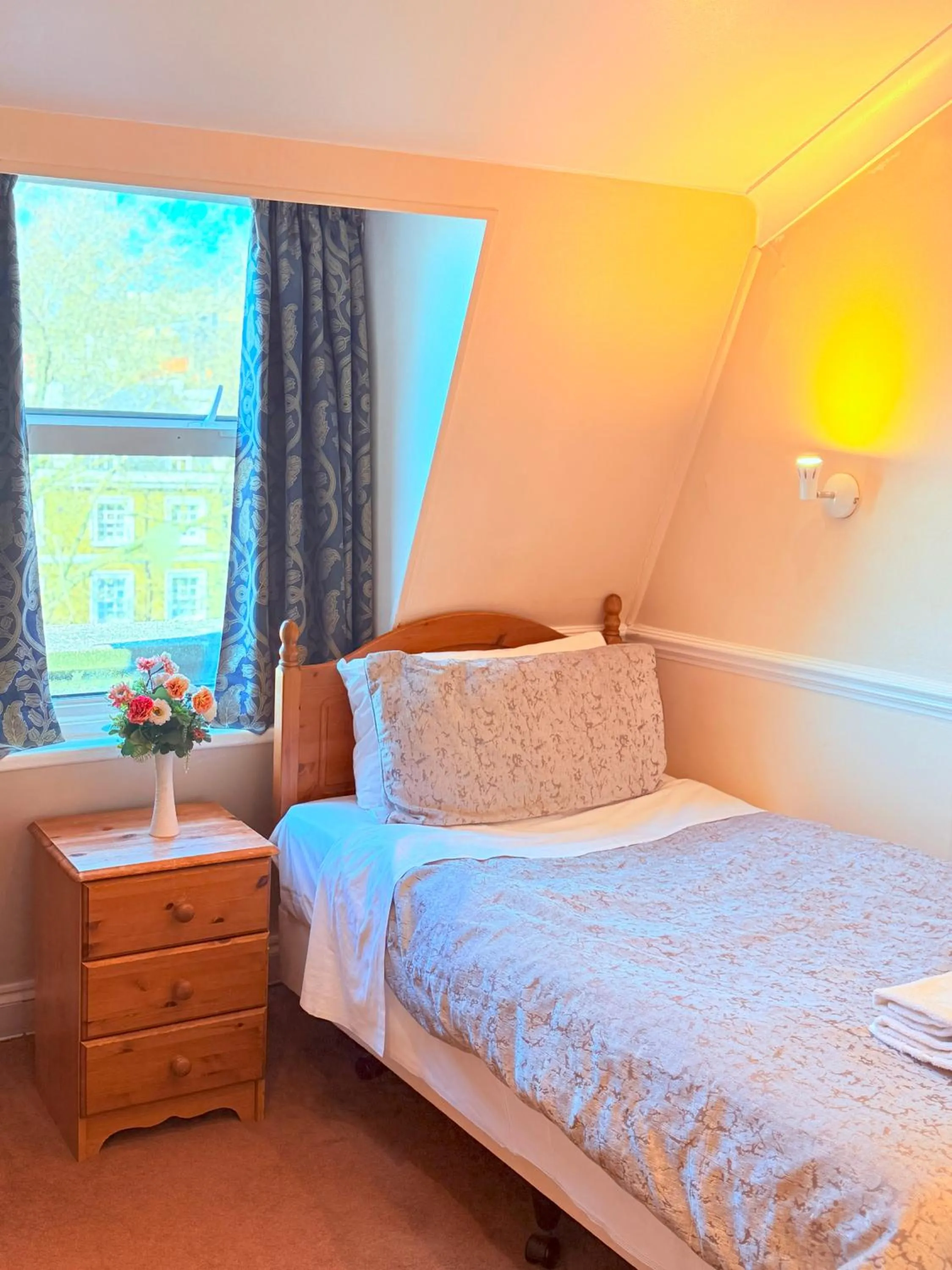 Bedroom, Bed in Europa House Hotel, London Paddington