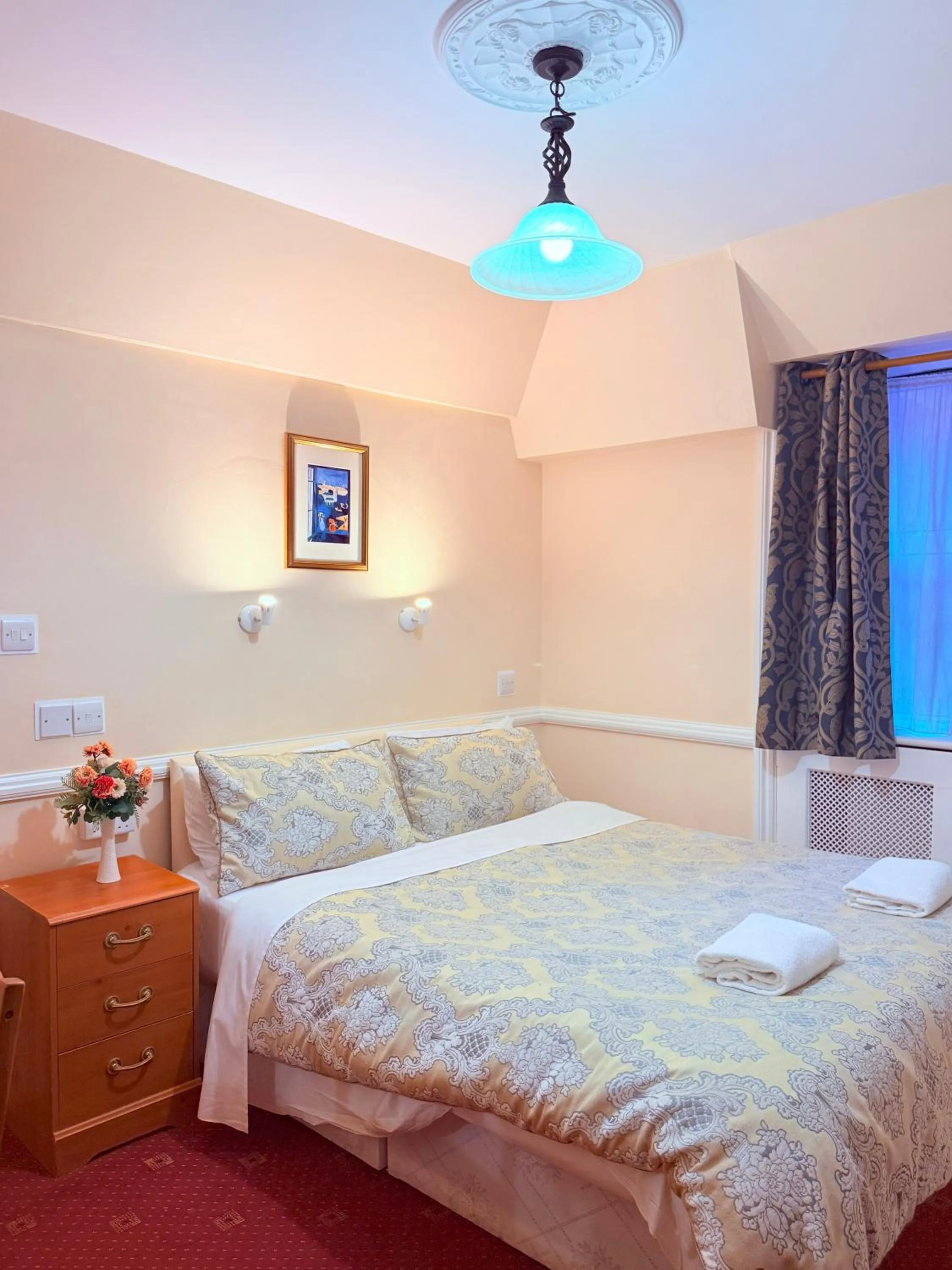 Bedroom, Bed in Europa House Hotel, London Paddington