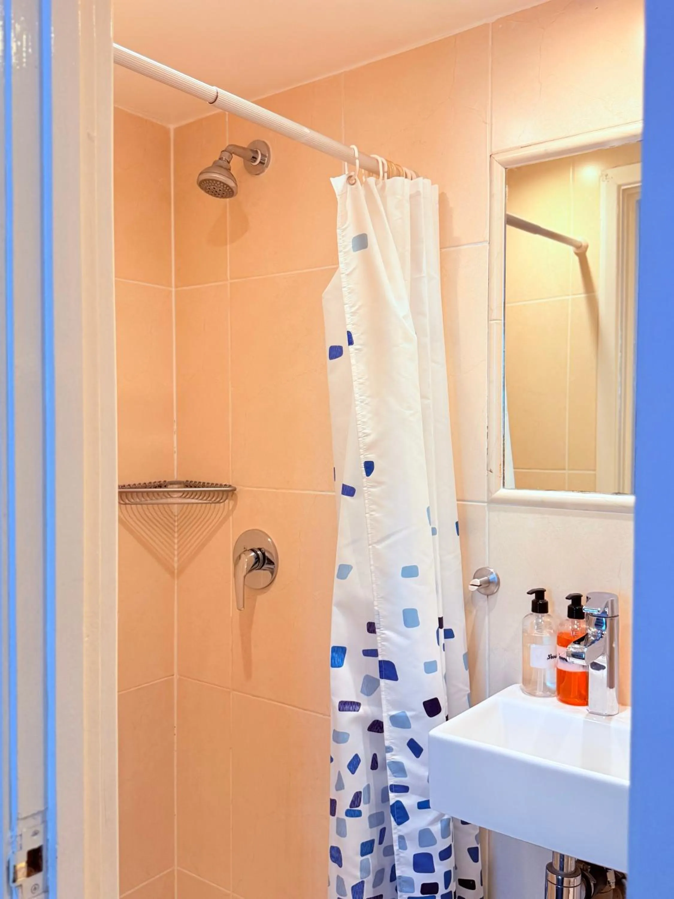 Bathroom in Europa House Hotel, London Paddington