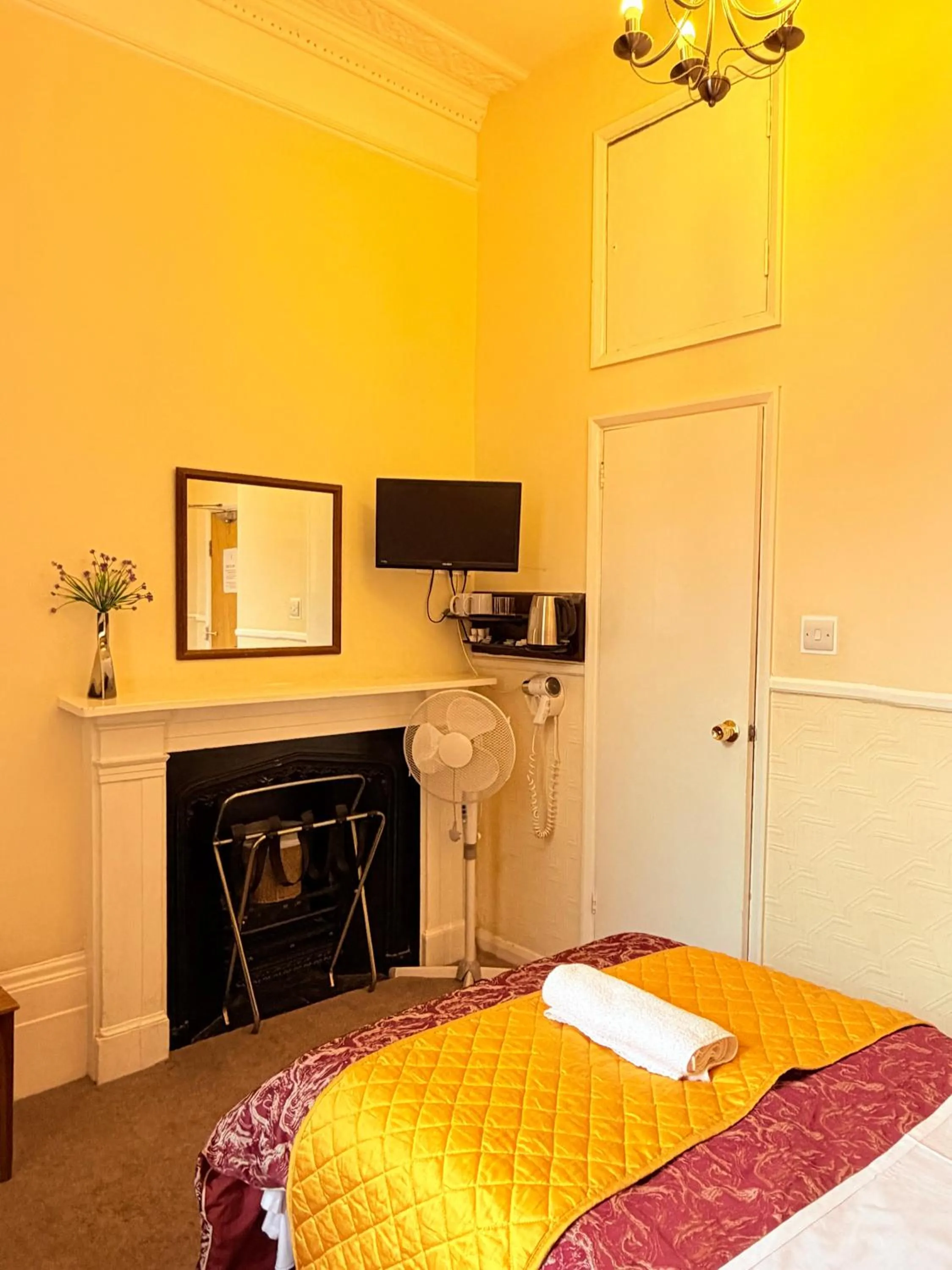 Bed in Europa House Hotel, London Paddington