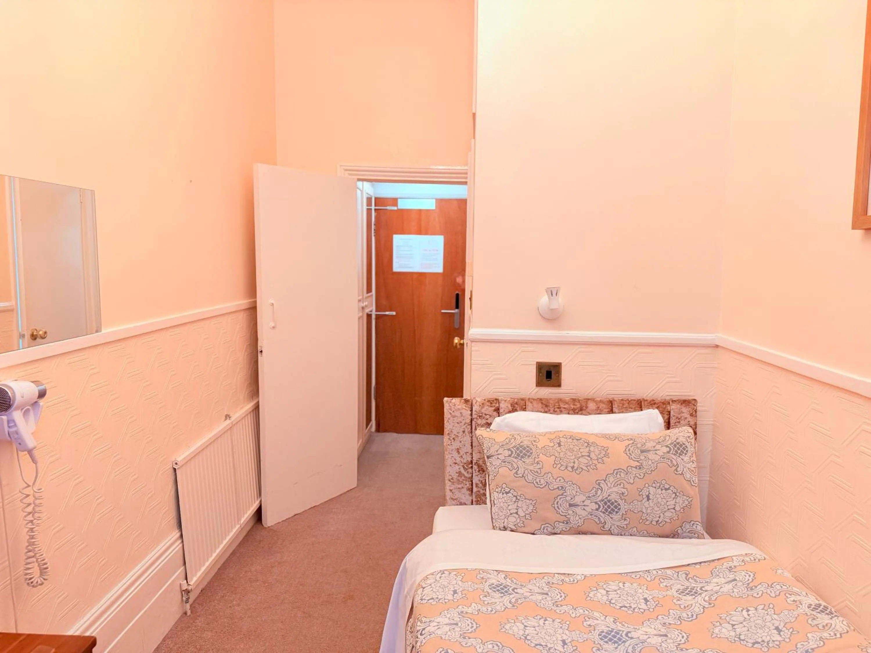 Bedroom, Bed in Europa House Hotel, London Paddington