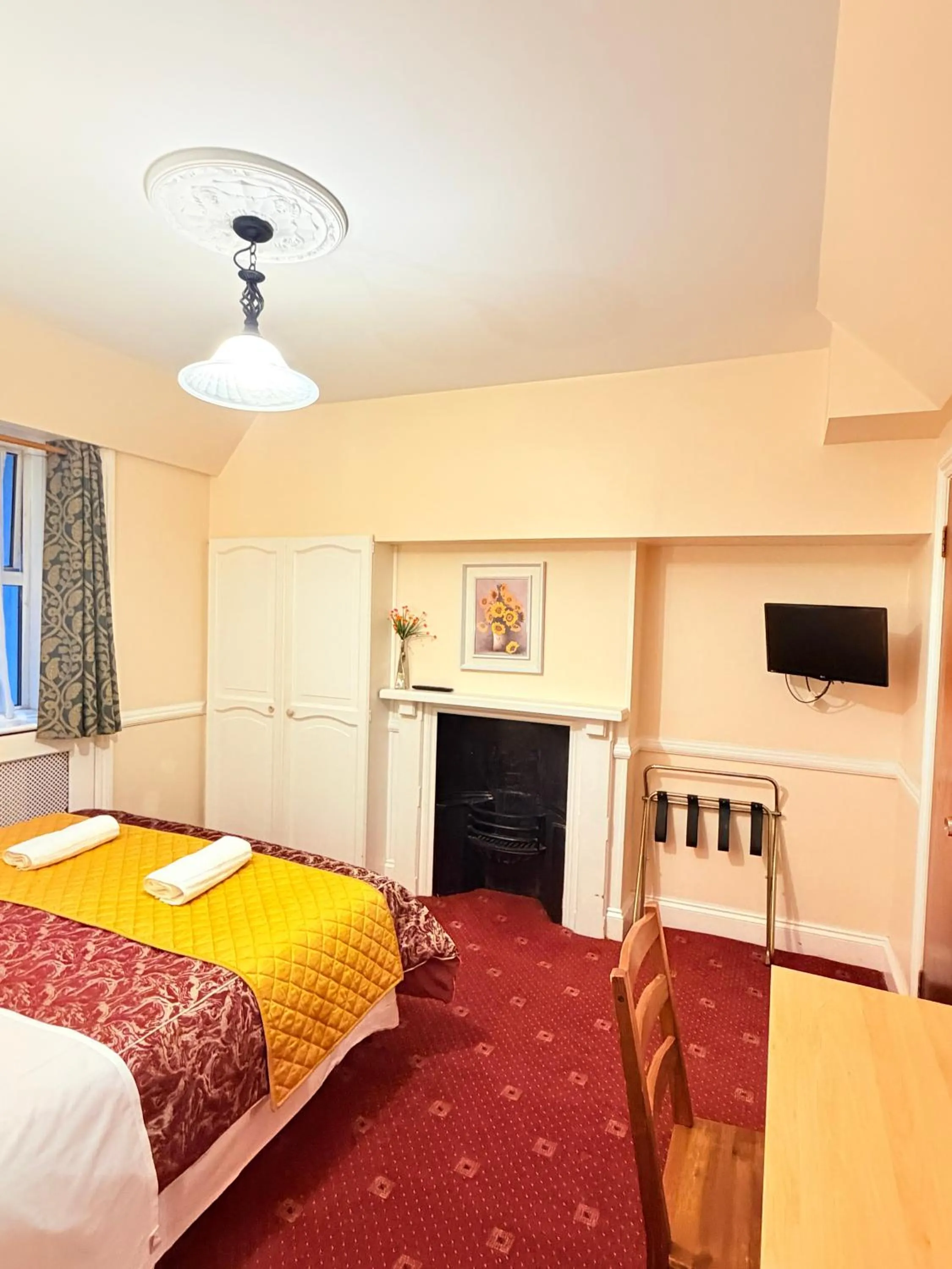 Bedroom, Bed in Europa House Hotel, London Paddington