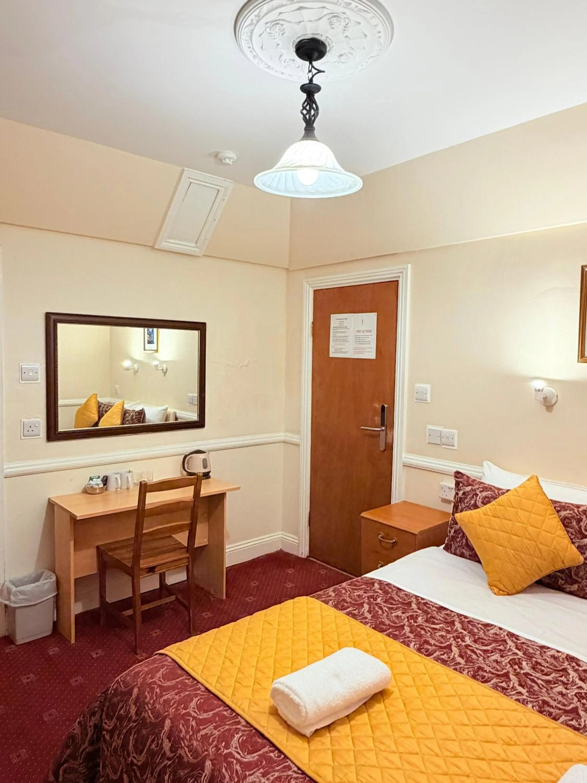 Bedroom, Bed in Europa House Hotel, London Paddington