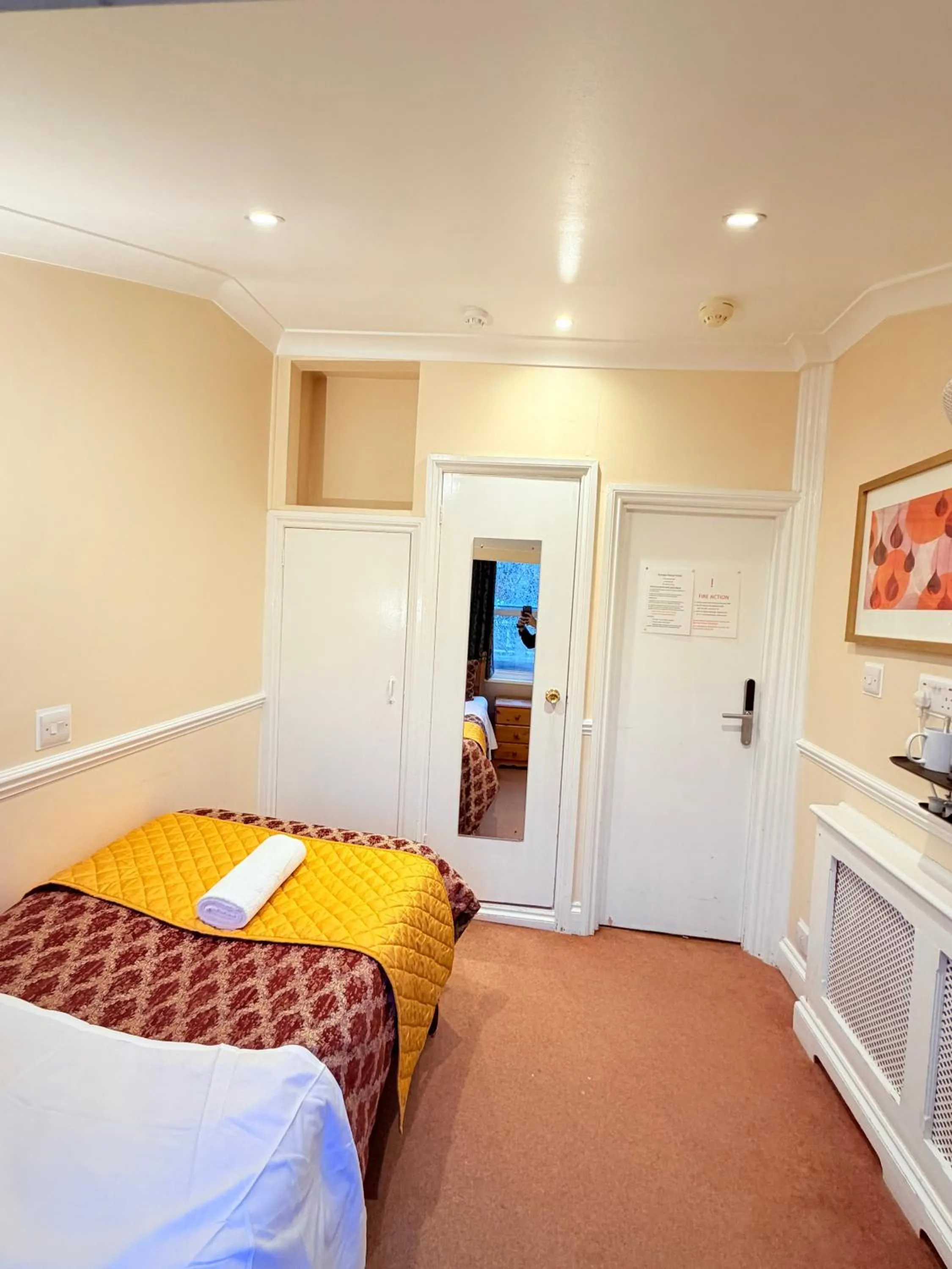 Bed in Europa House Hotel, London Paddington