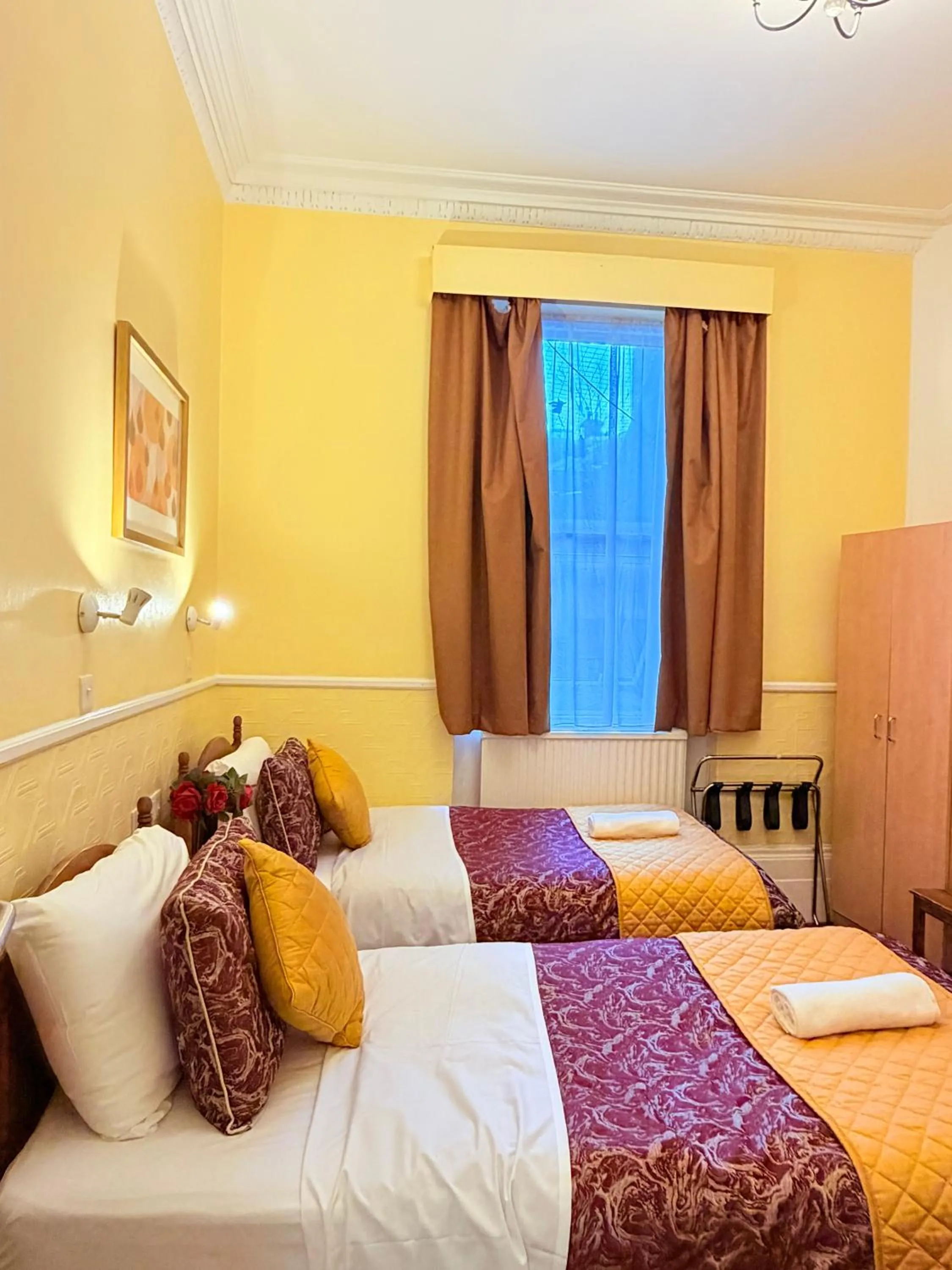 Bed in Europa House Hotel, London Paddington