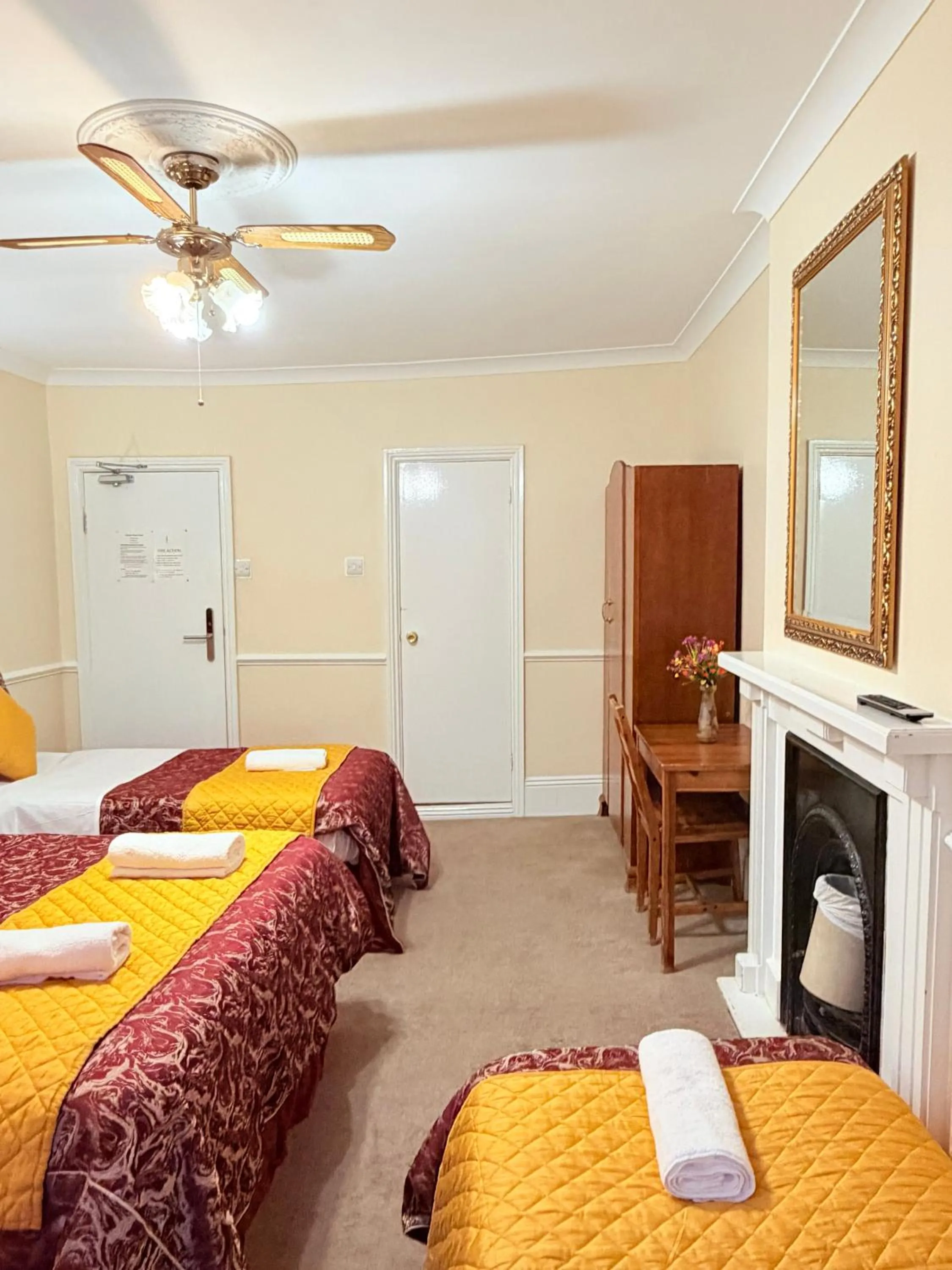 Bedroom, Bed in Europa House Hotel, London Paddington