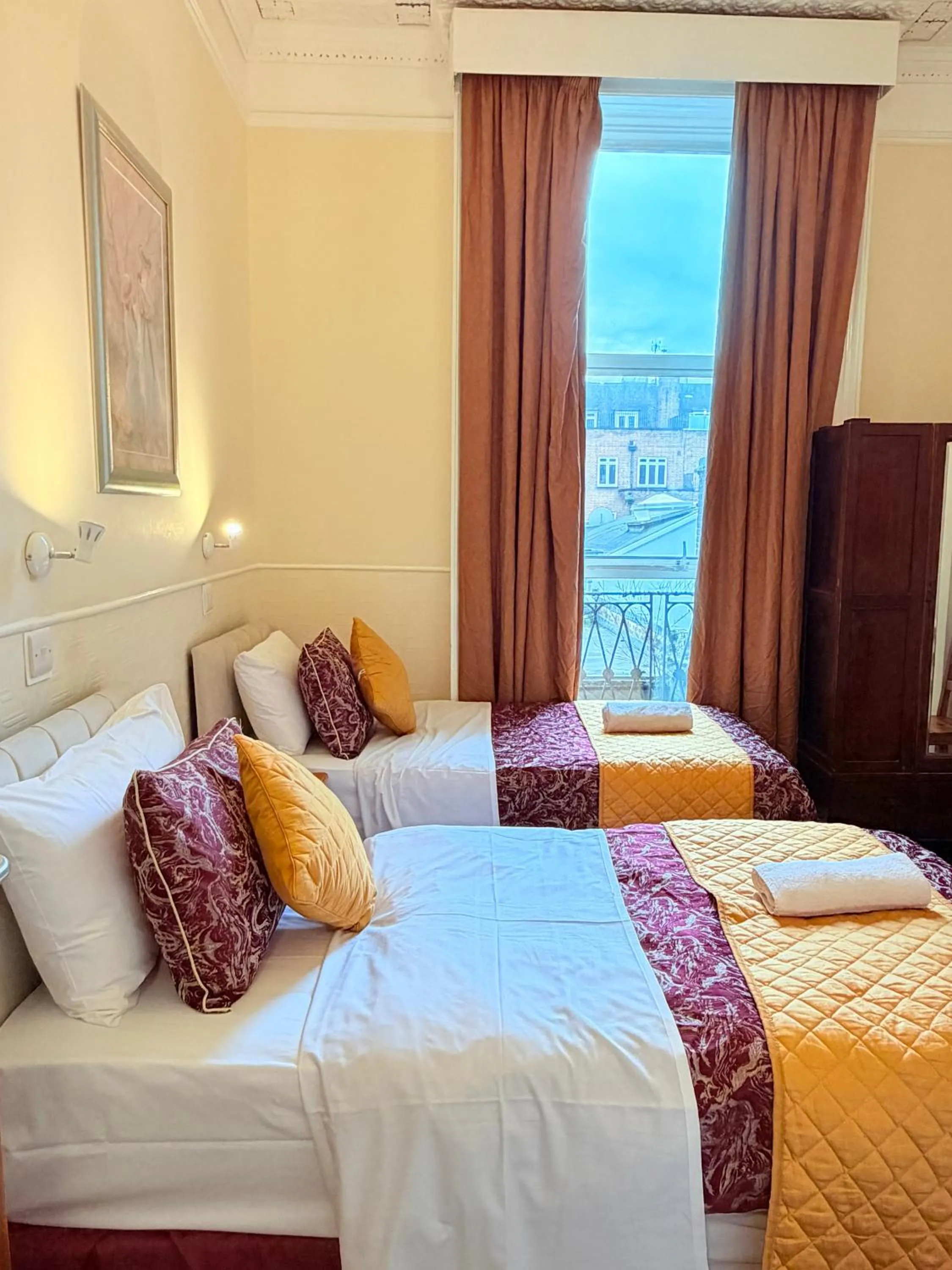 Bed in Europa House Hotel, London Paddington