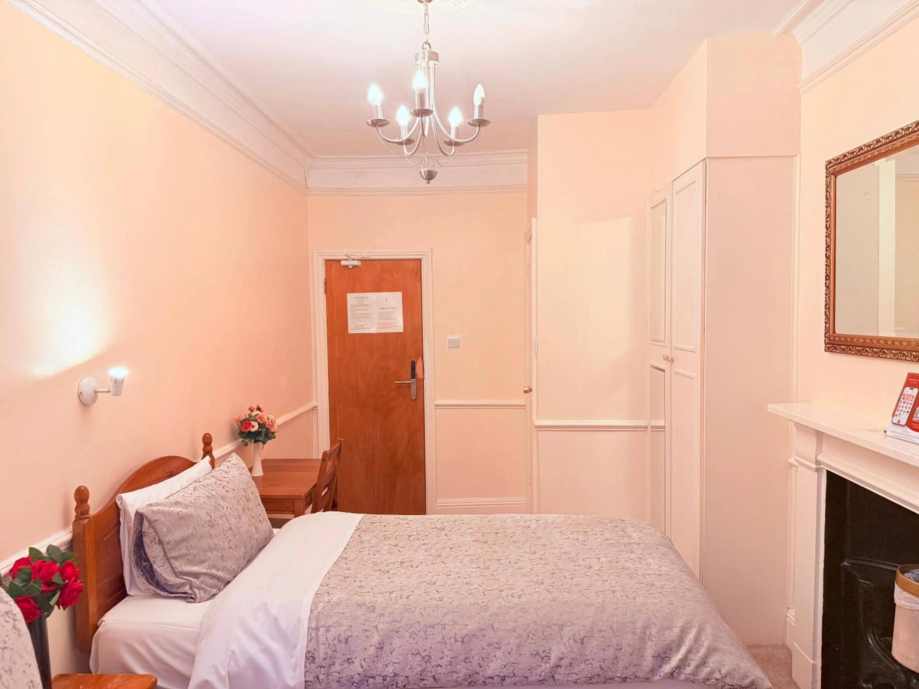 Bedroom, Bed in Europa House Hotel, London Paddington