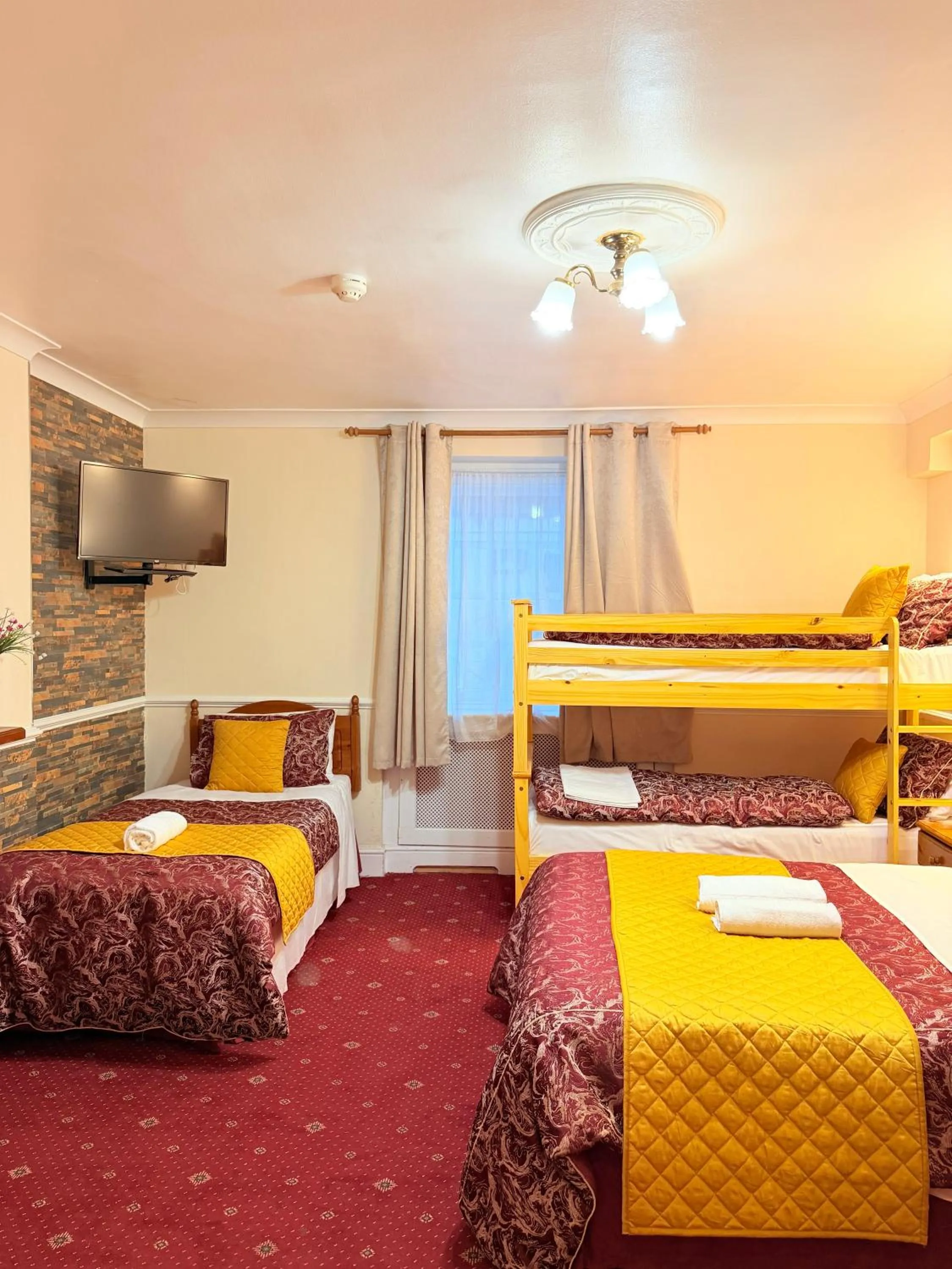 Bedroom, Bed in Europa House Hotel, London Paddington