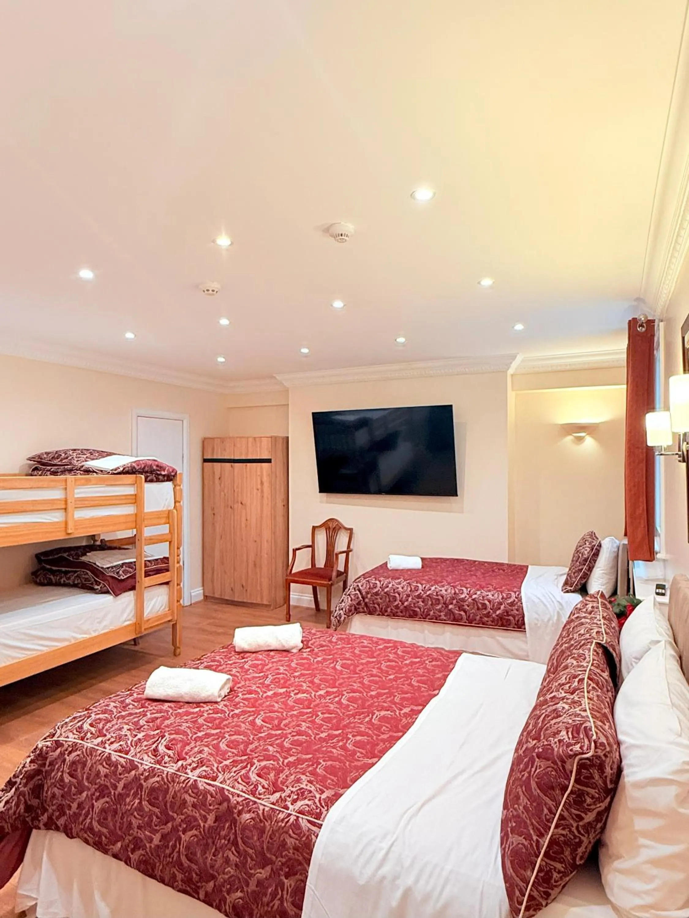 Bed in Europa House Hotel, London Paddington