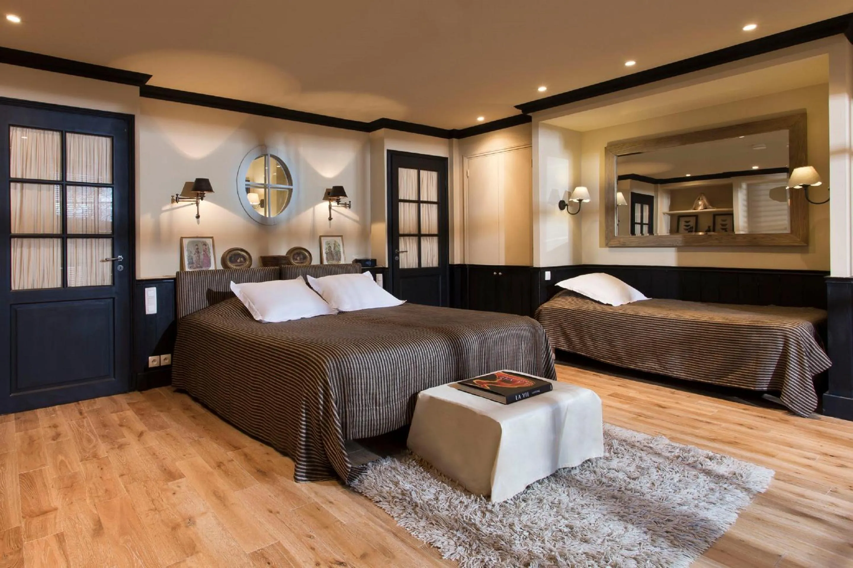 Photo of the whole room, Bed in Château de Courban and Spa Nuxe