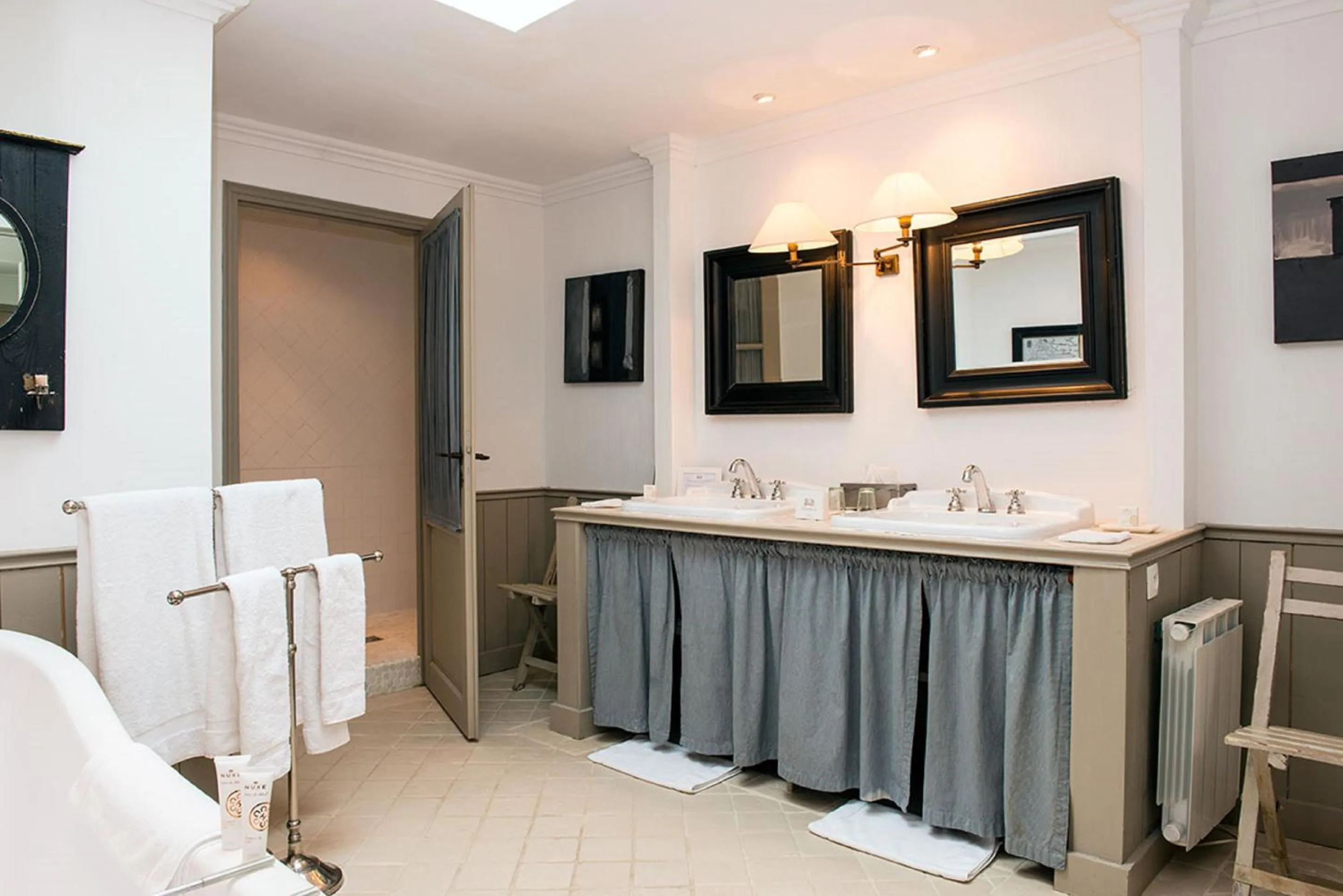 Bathroom in Château de Courban and Spa Nuxe