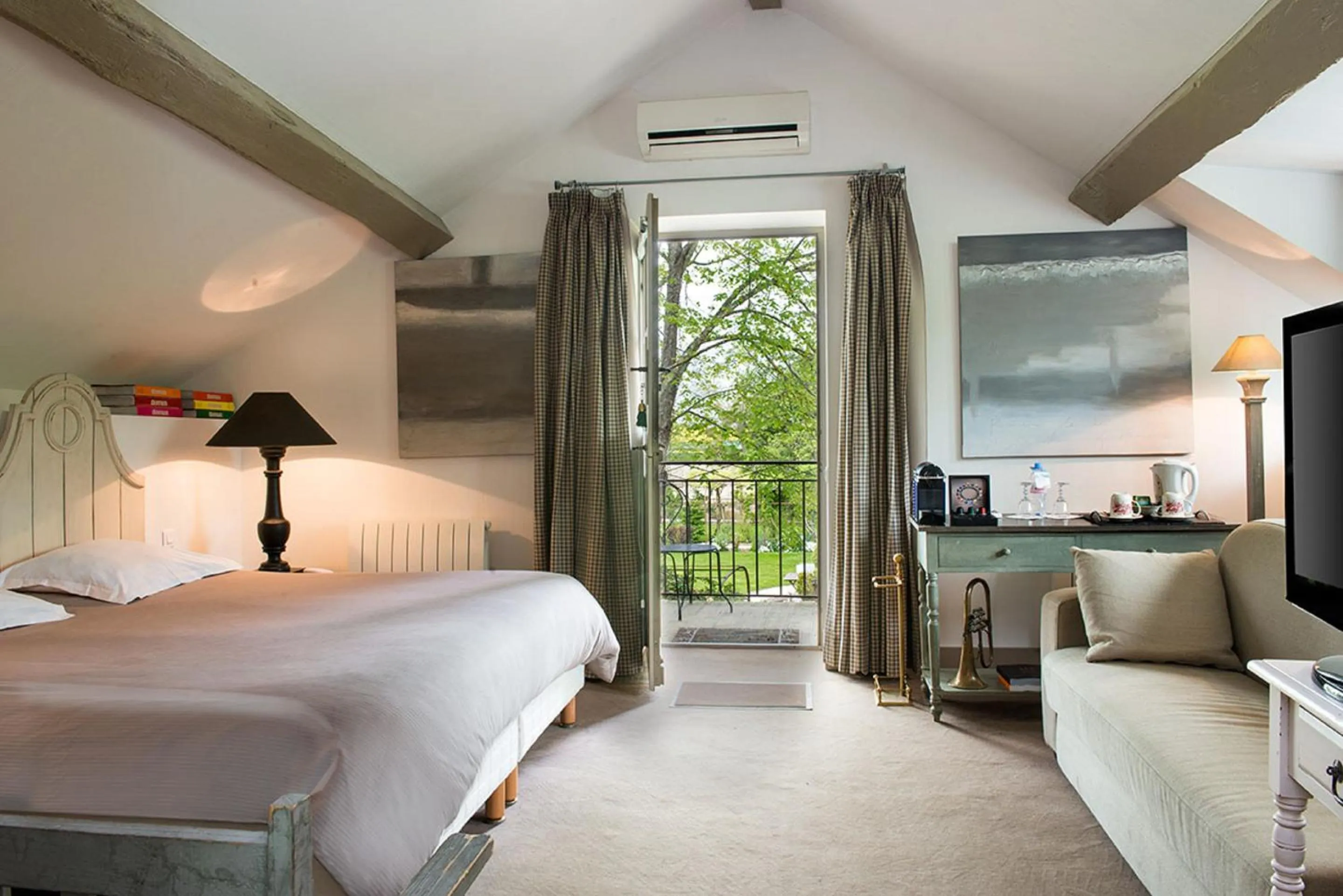 Photo of the whole room, Bed in Château de Courban and Spa Nuxe