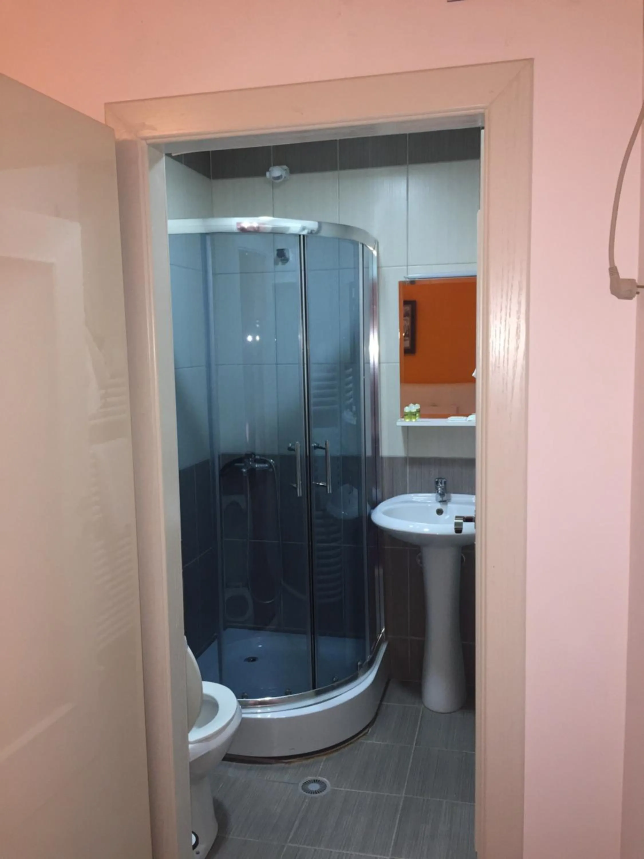 Shower in Hotel Bujtina Bicolli