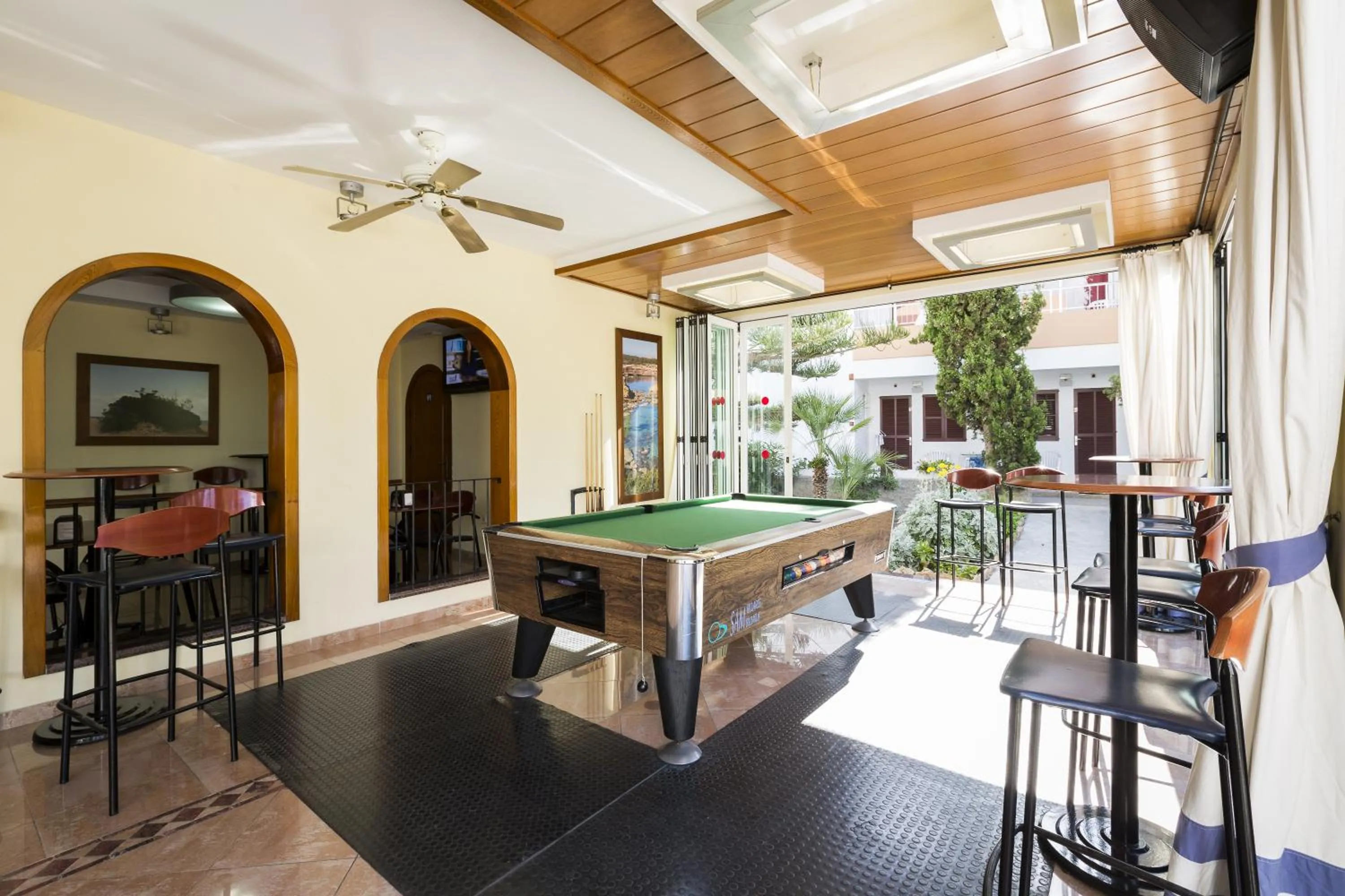 Lounge or bar in Apartamentos Zodiac