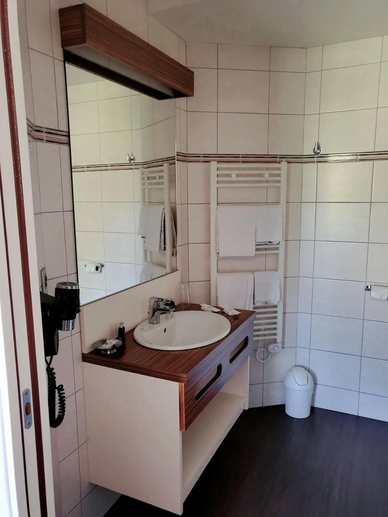 Toilet in Logis Hôtel De France- Restaurant GRILL