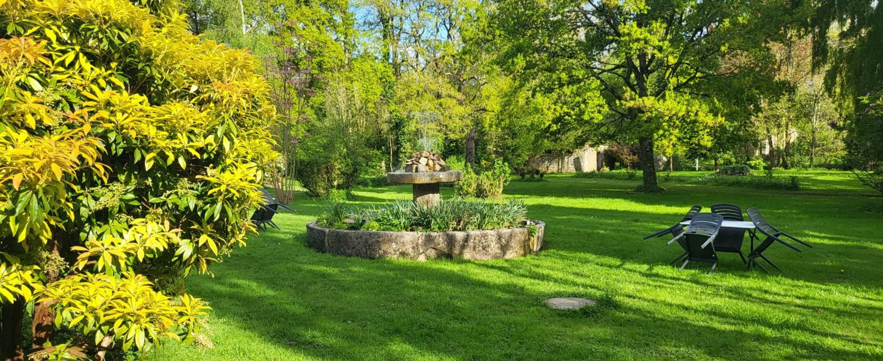 Garden in Logis Hôtel De France- Restaurant GRILL
