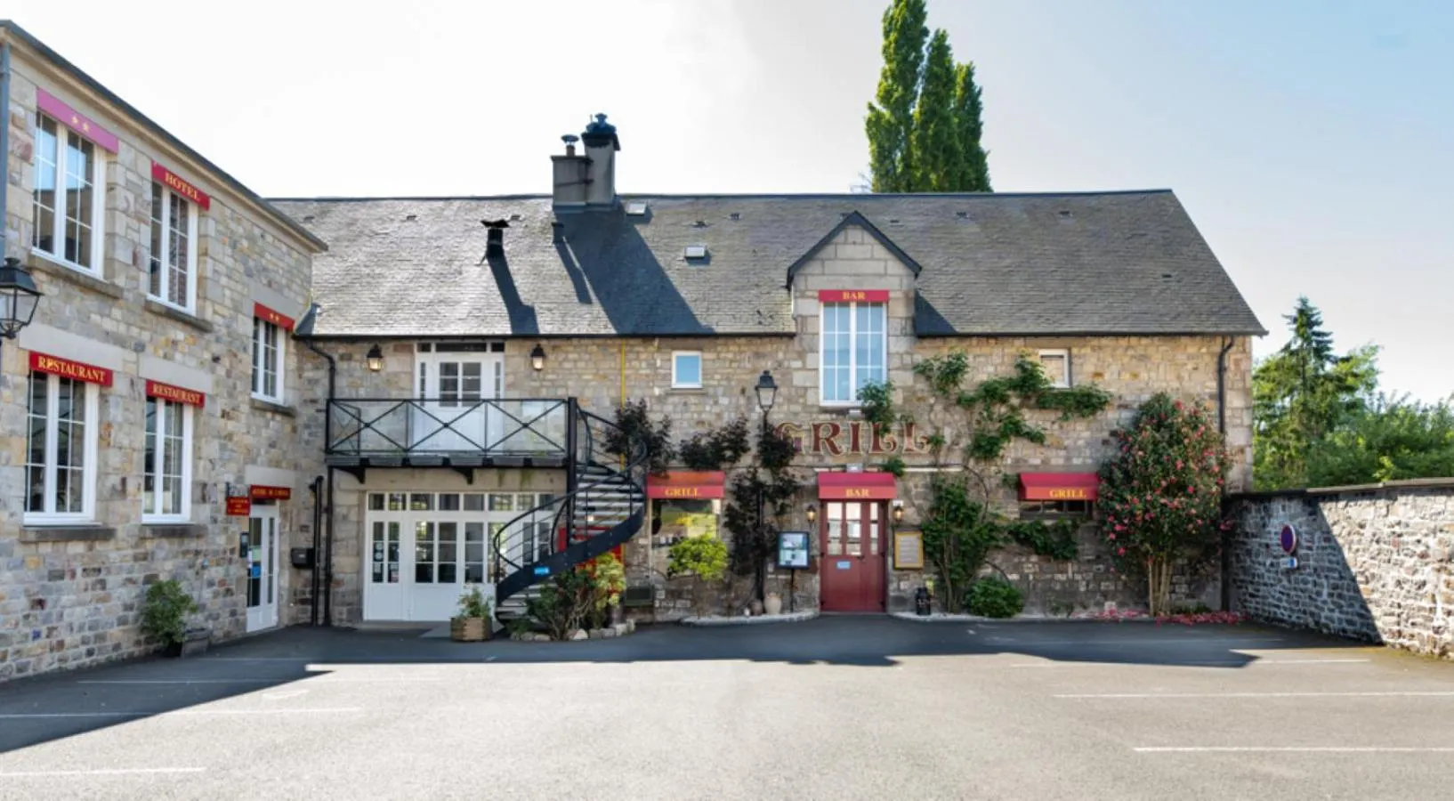 Property building in Logis Hôtel De France- Restaurant GRILL