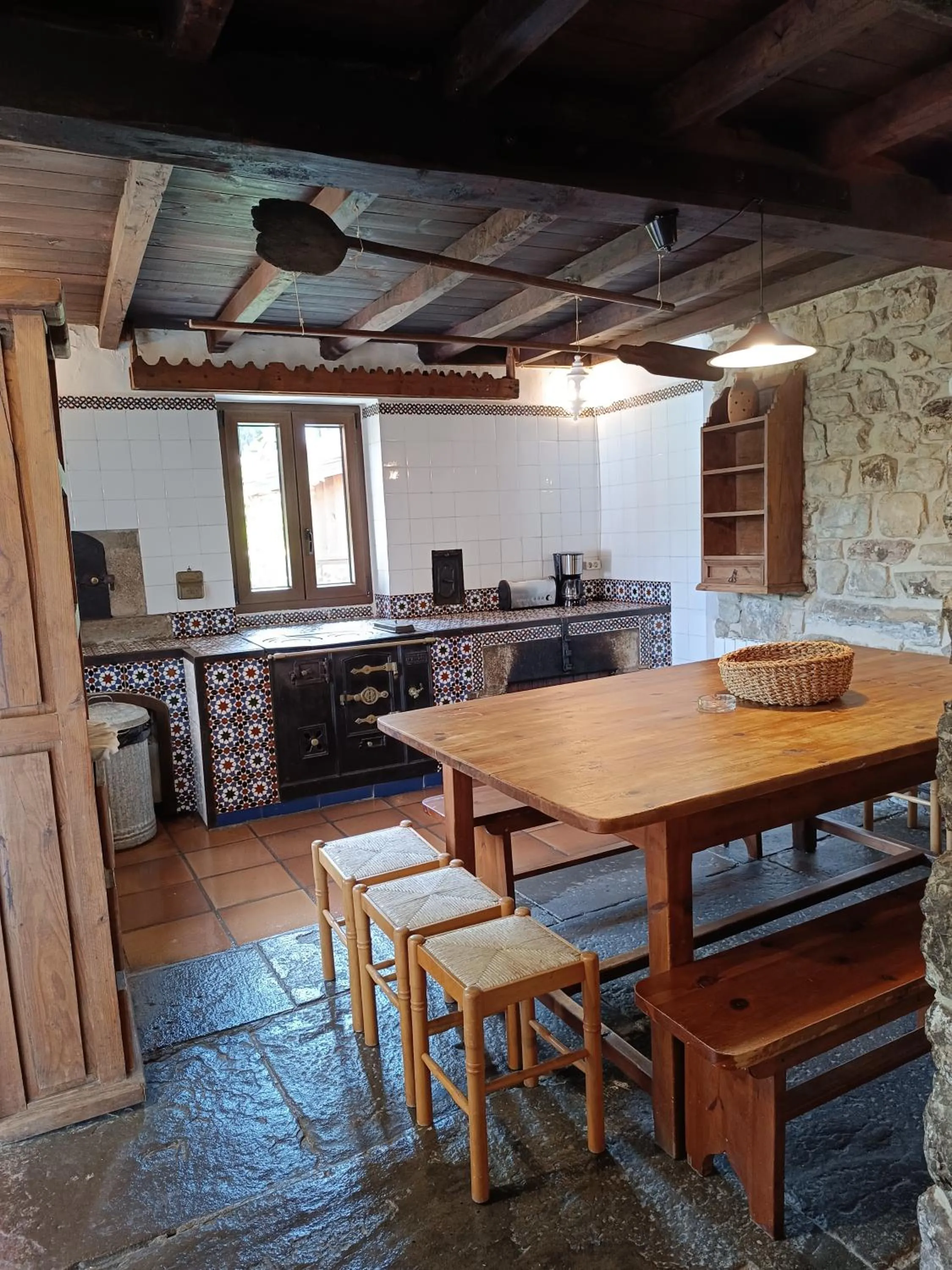 kitchen in Viviendas Rurales El Covaju