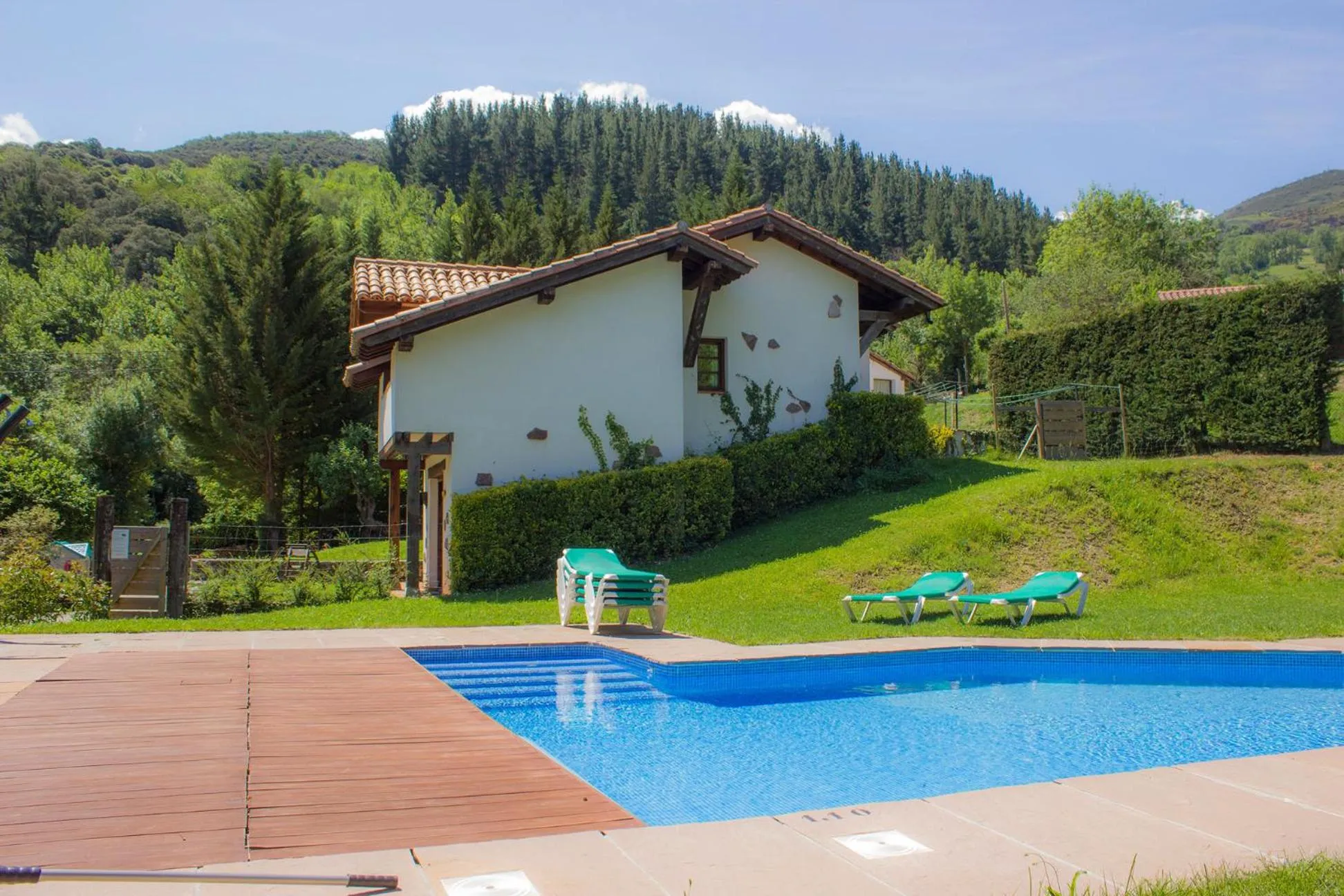 Swimming pool in Viviendas Rurales El Covaju
