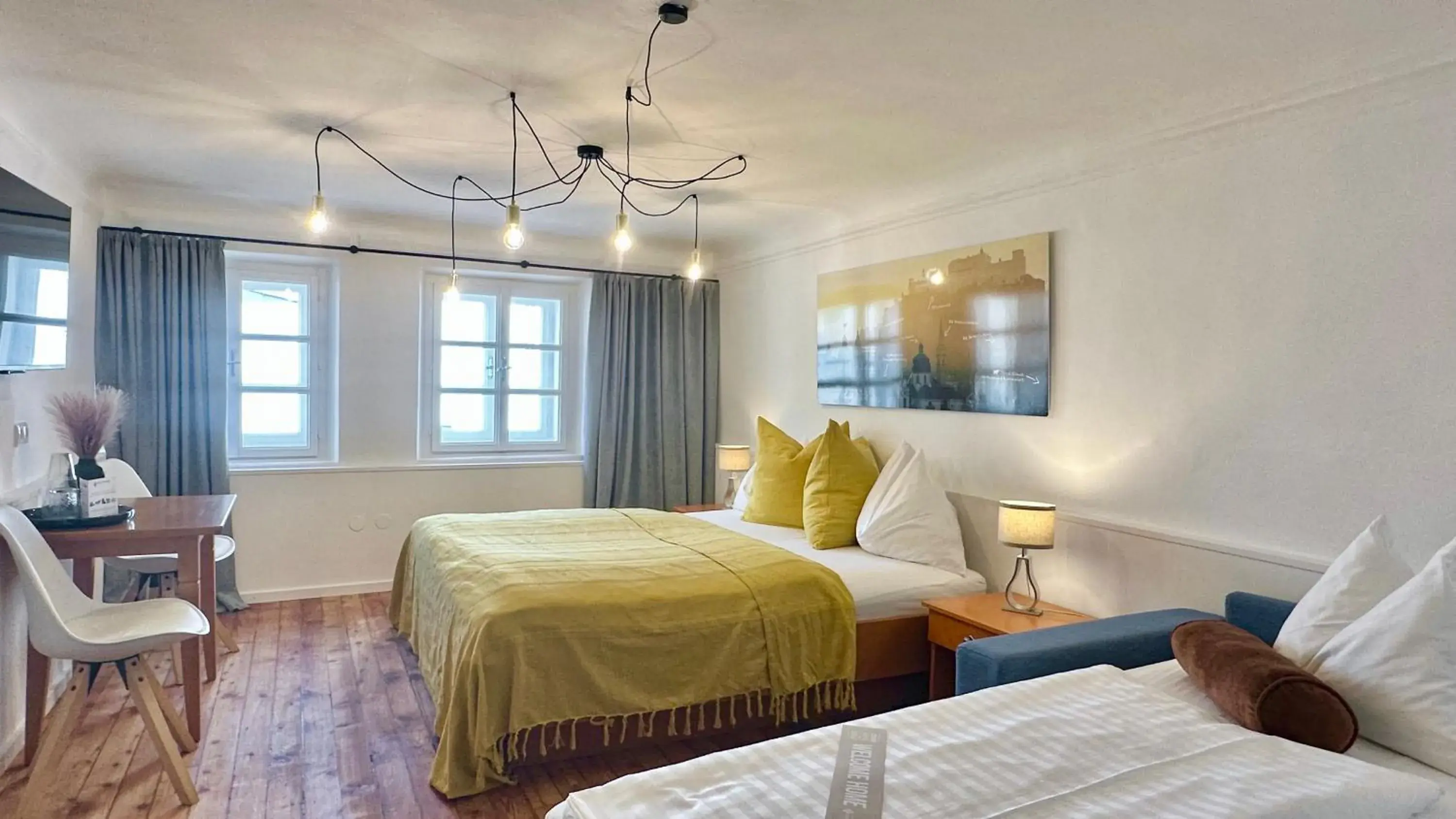 Standard Triple Room with Street View in Hotel Krone 1512 Standard Triple Room with Street View in Hotel Krone 1512