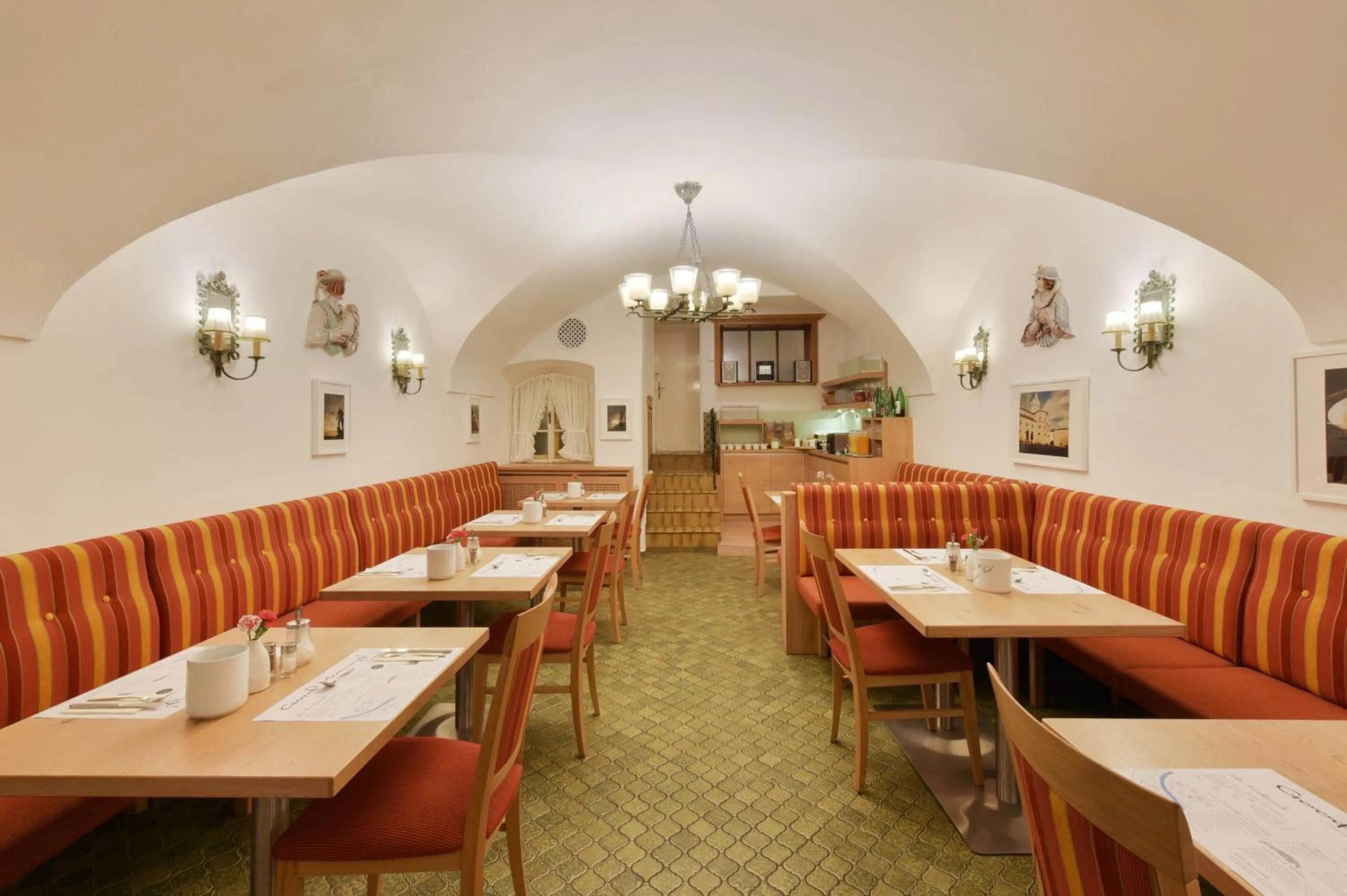 Restaurant/places to eat in Hotel Krone 1512