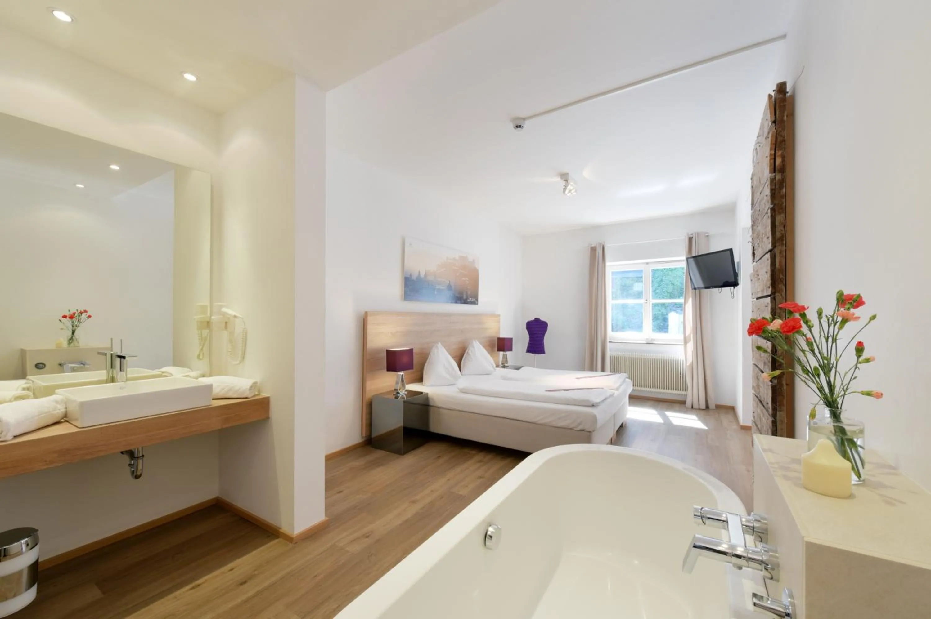 Bathroom, Bed in Hotel Krone 1512