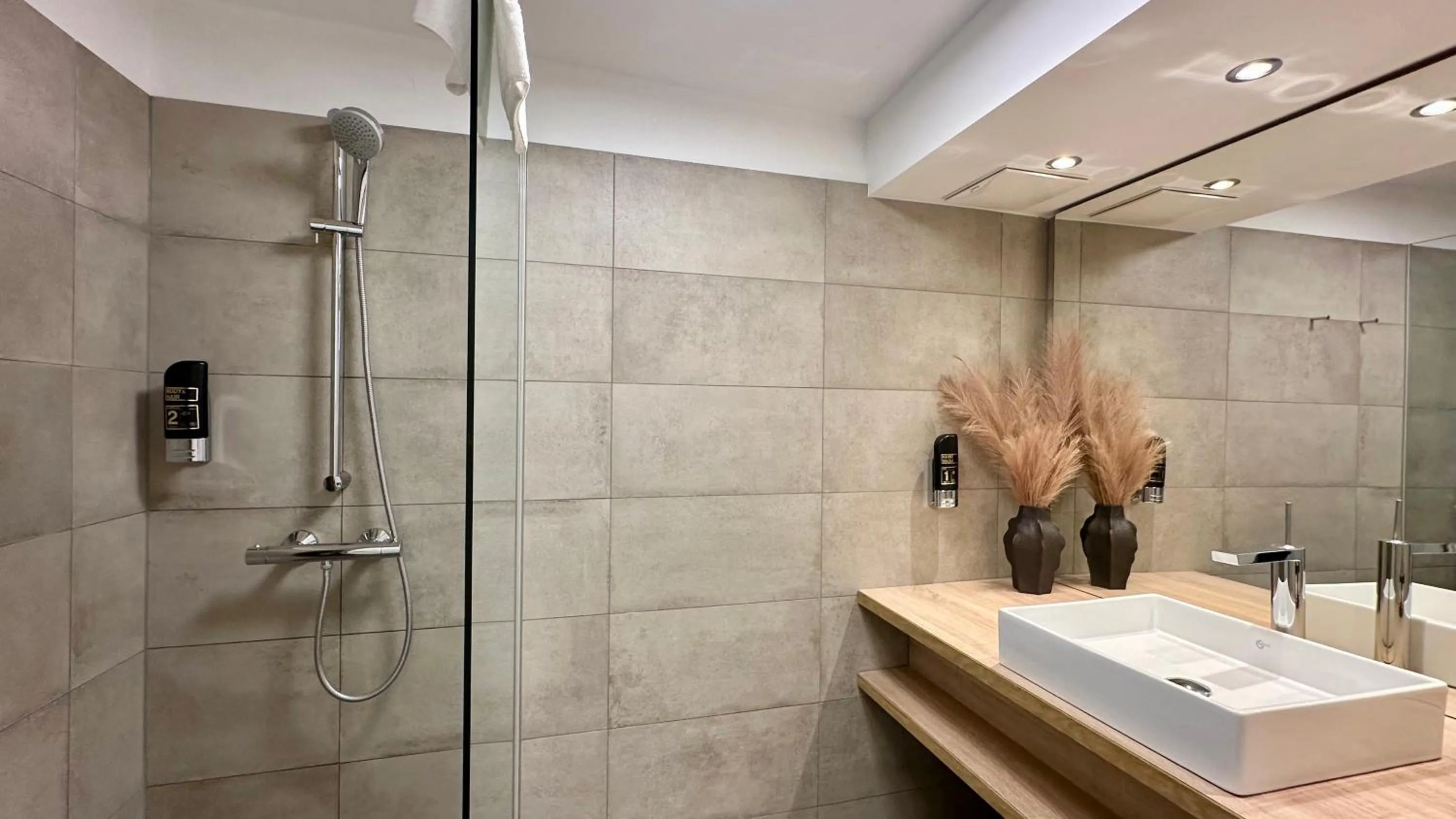 Shower in Hotel Krone 1512