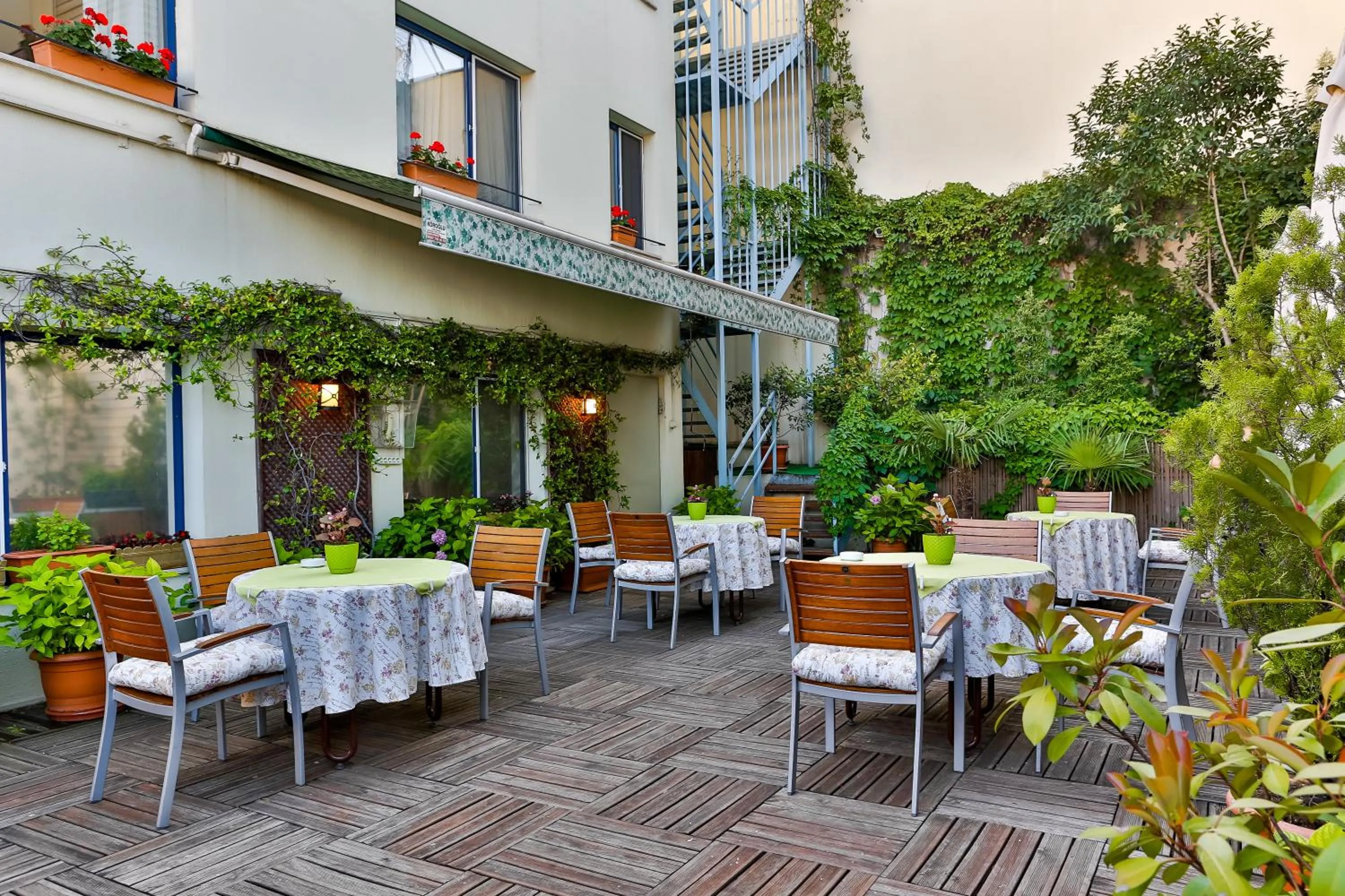 Area and facilities in Central Hotel