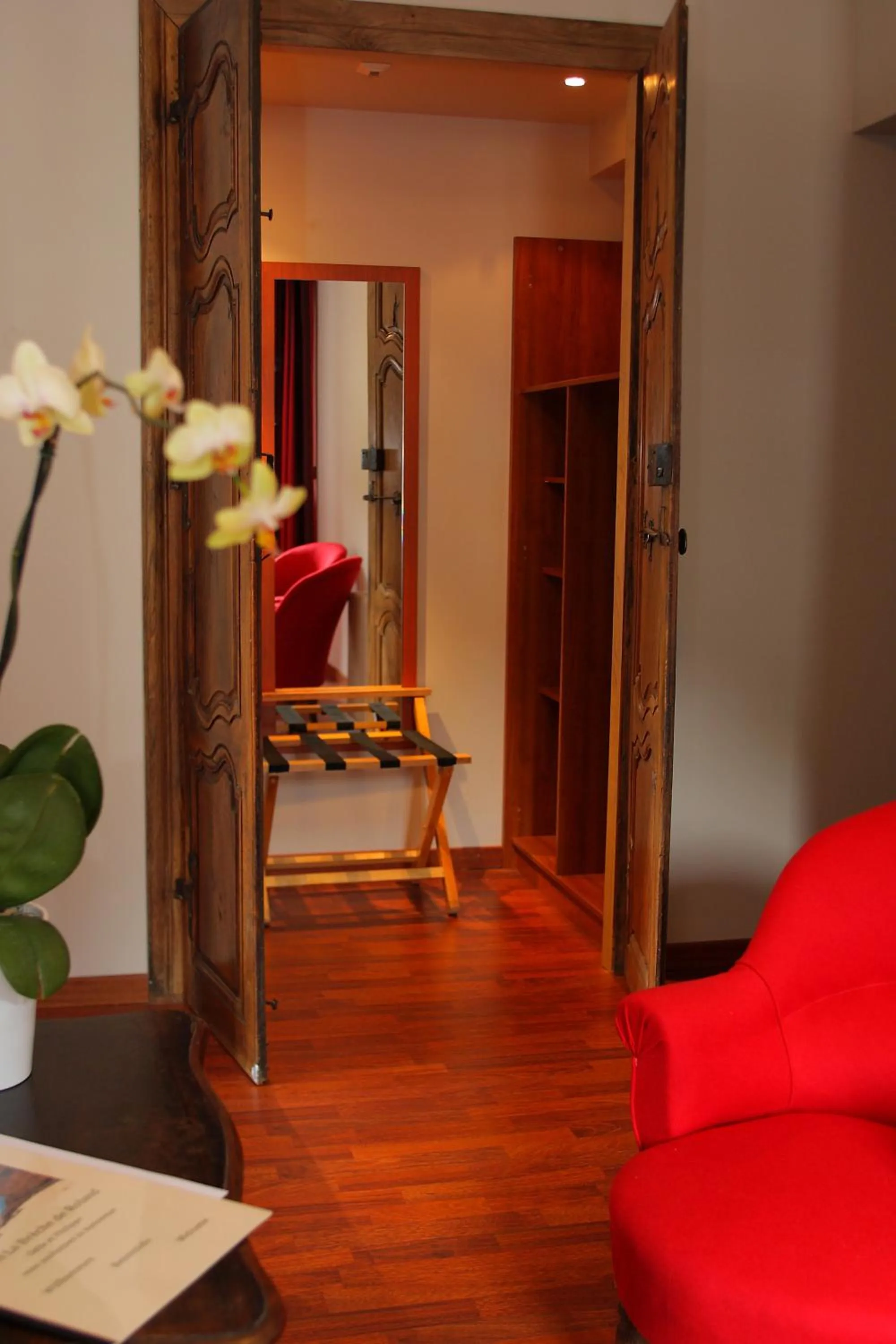 Seating area in Logis Hôtel La Brèche de Roland