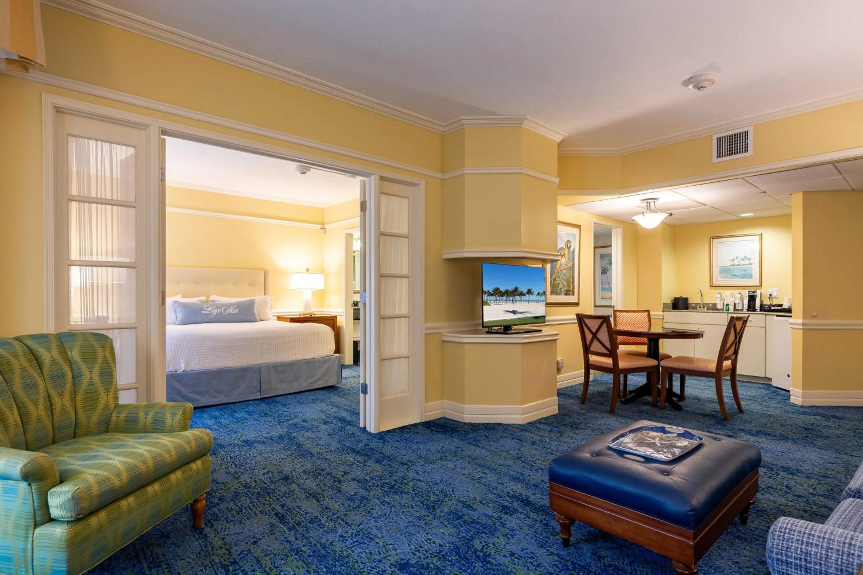 Living room, Bed in The Lago Mar Beach Resort and Club