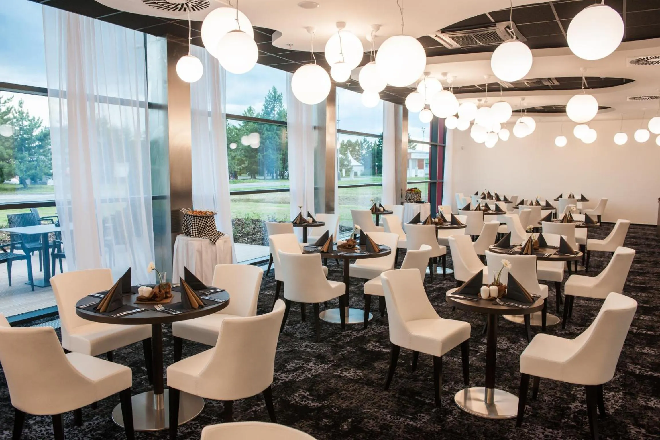 Restaurant/places to eat in Grid Hotel