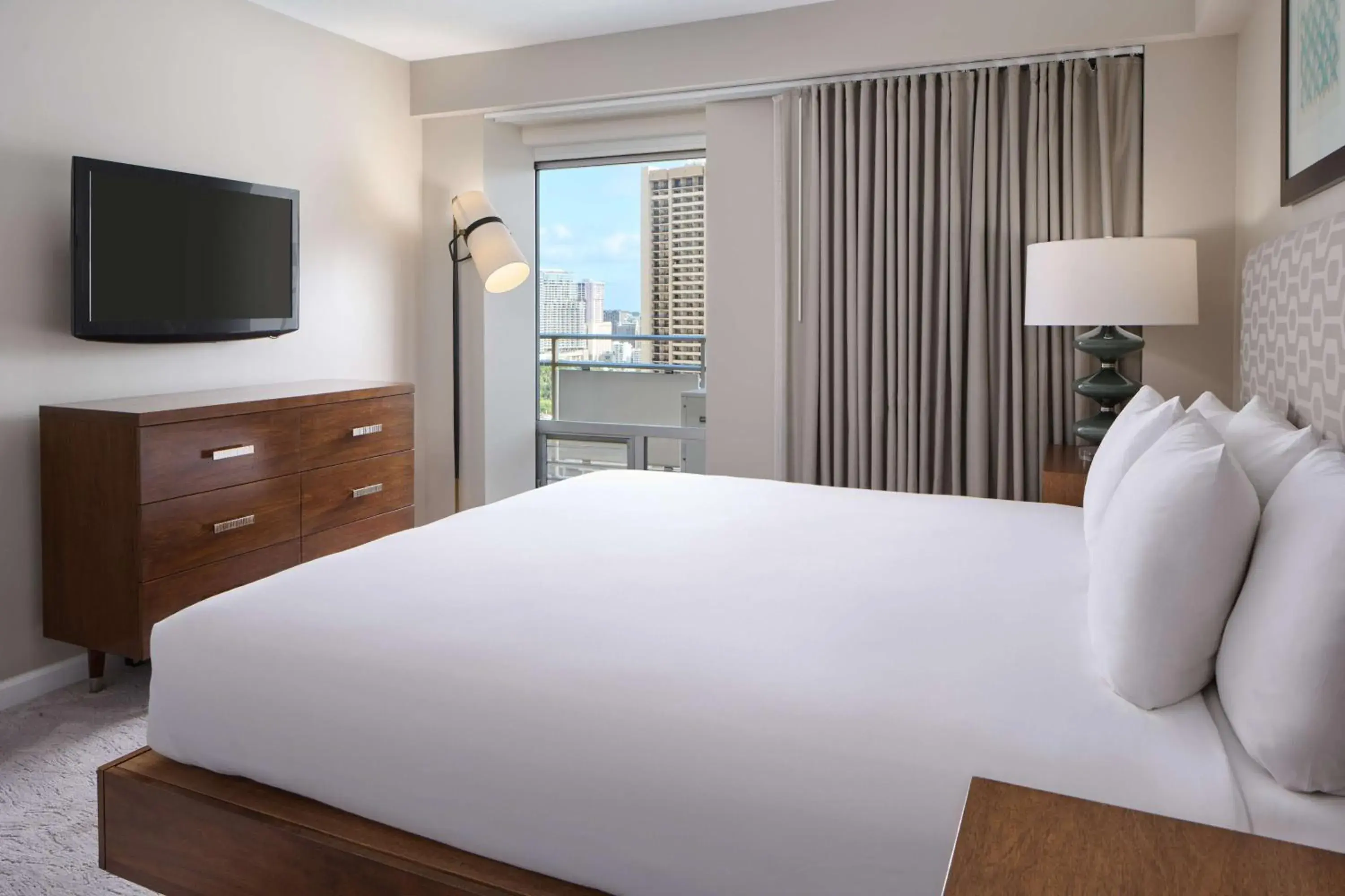 Bed in Ilikai Hotel & Luxury Suites Bed in Ilikai Hotel & Luxury Suites