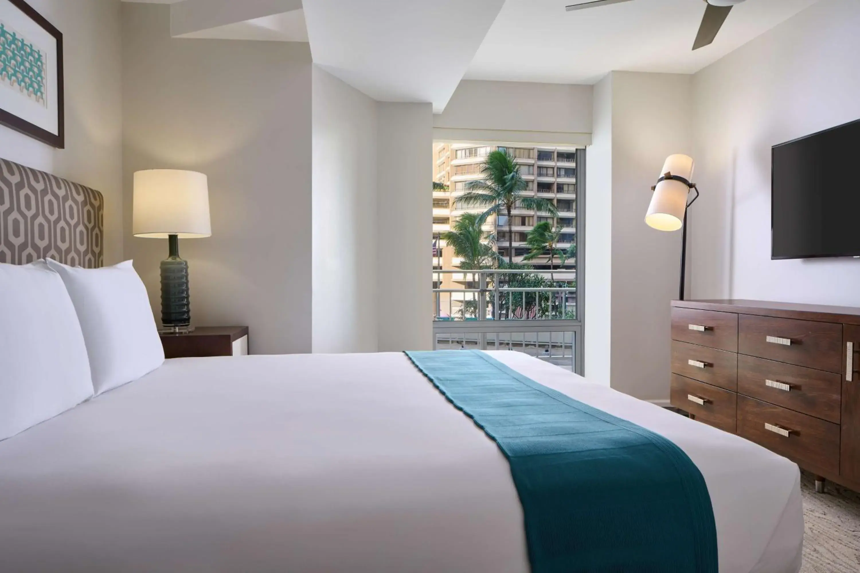 Bed in Ilikai Hotel & Luxury Suites Bed in Ilikai Hotel & Luxury Suites