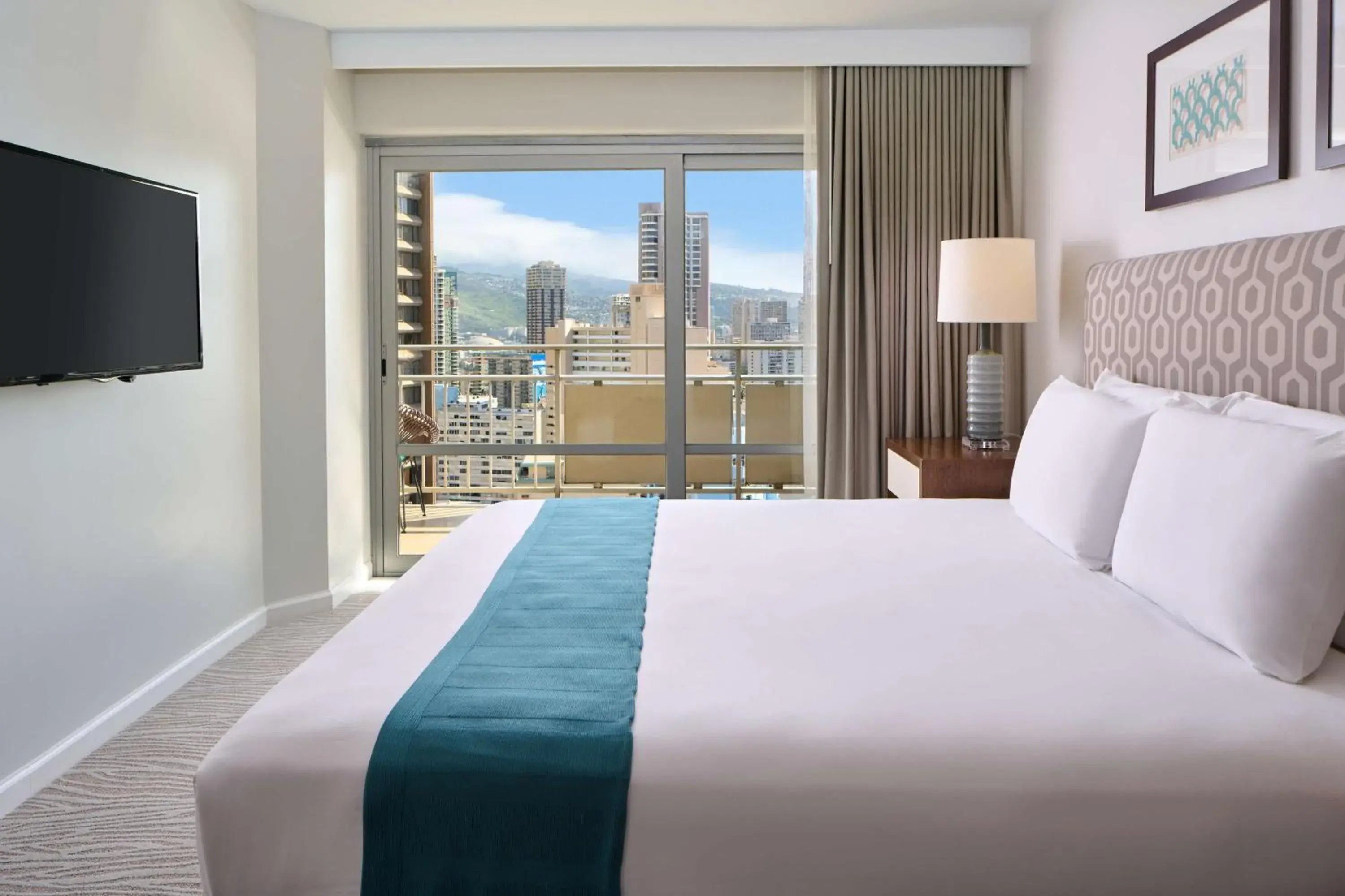 Bed in Ilikai Hotel & Luxury Suites Bed in Ilikai Hotel & Luxury Suites