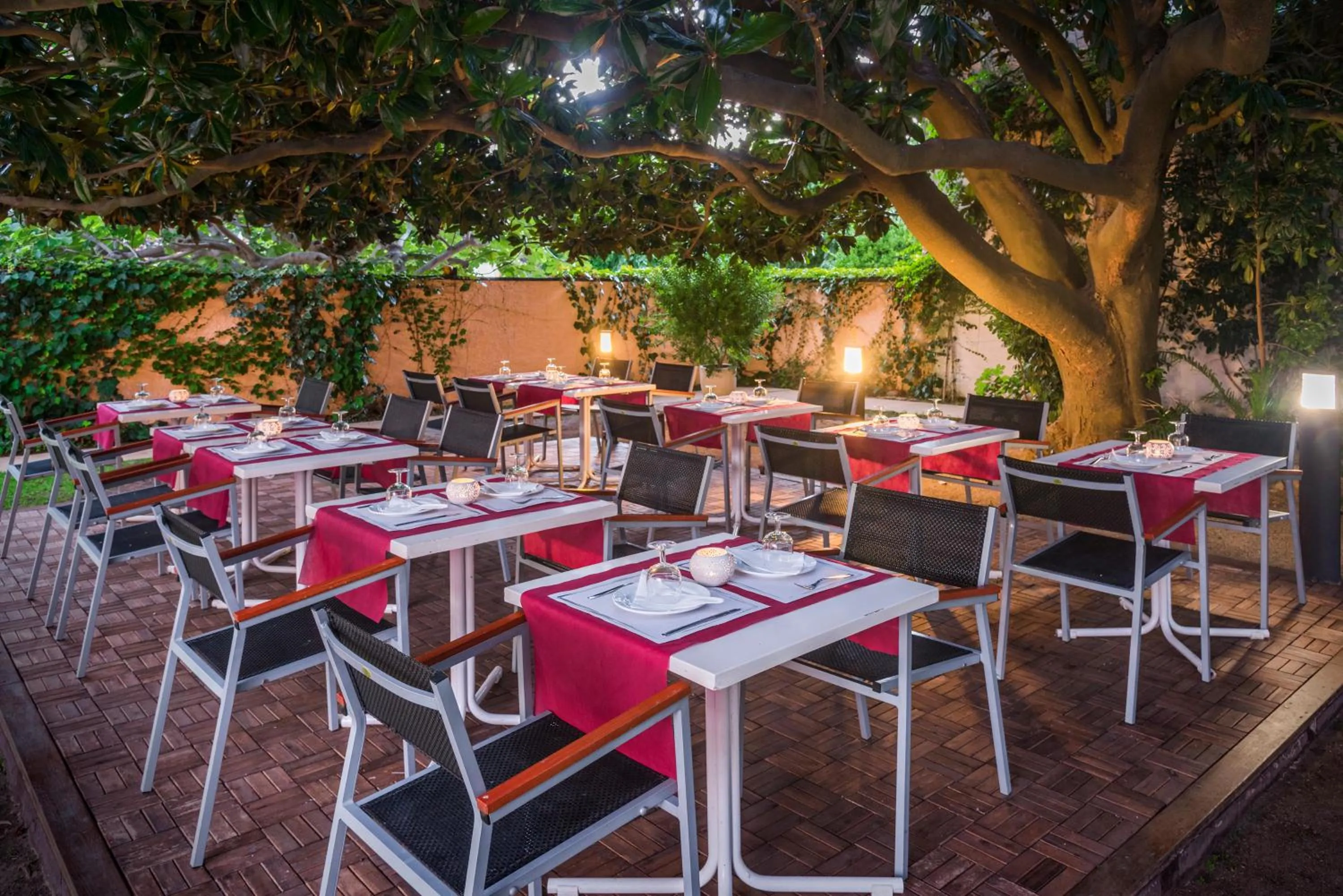 Restaurant/places to eat in Hotel Sorrabona