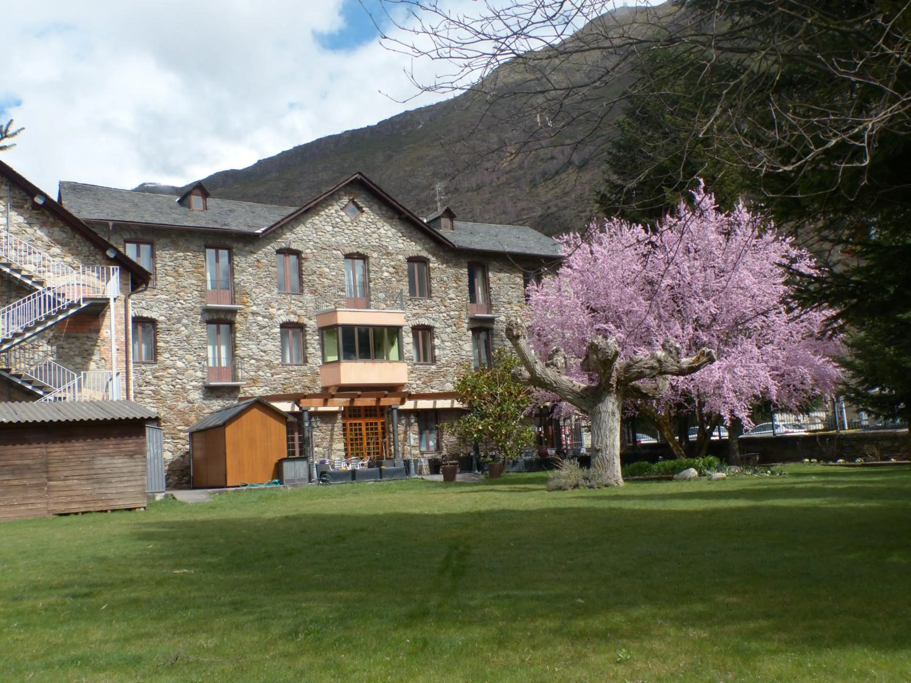 Property building in Hostal Vall D'Aneu by Arcas & Sambola