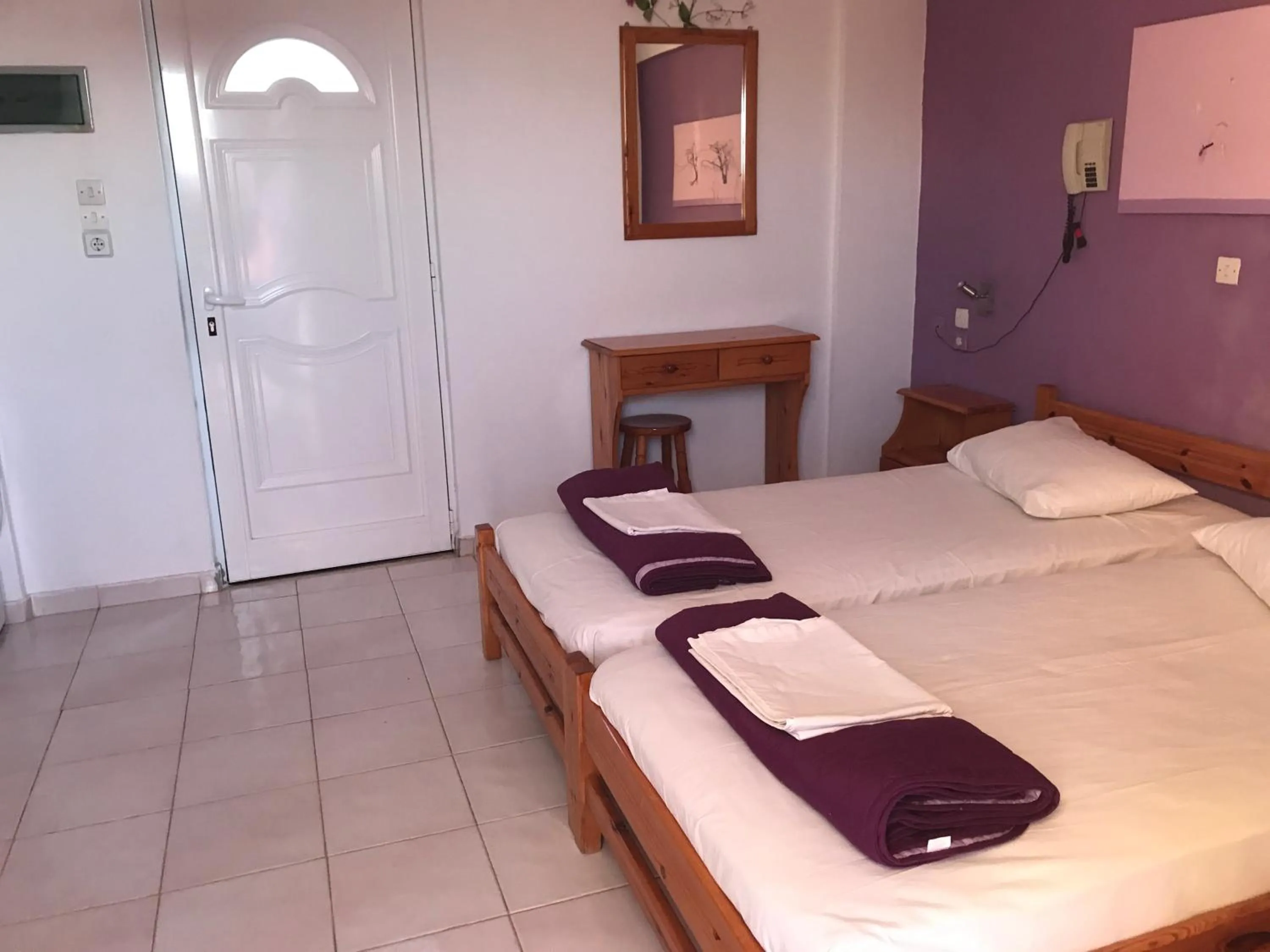 Sunrise, Bed in Tholos Rooms