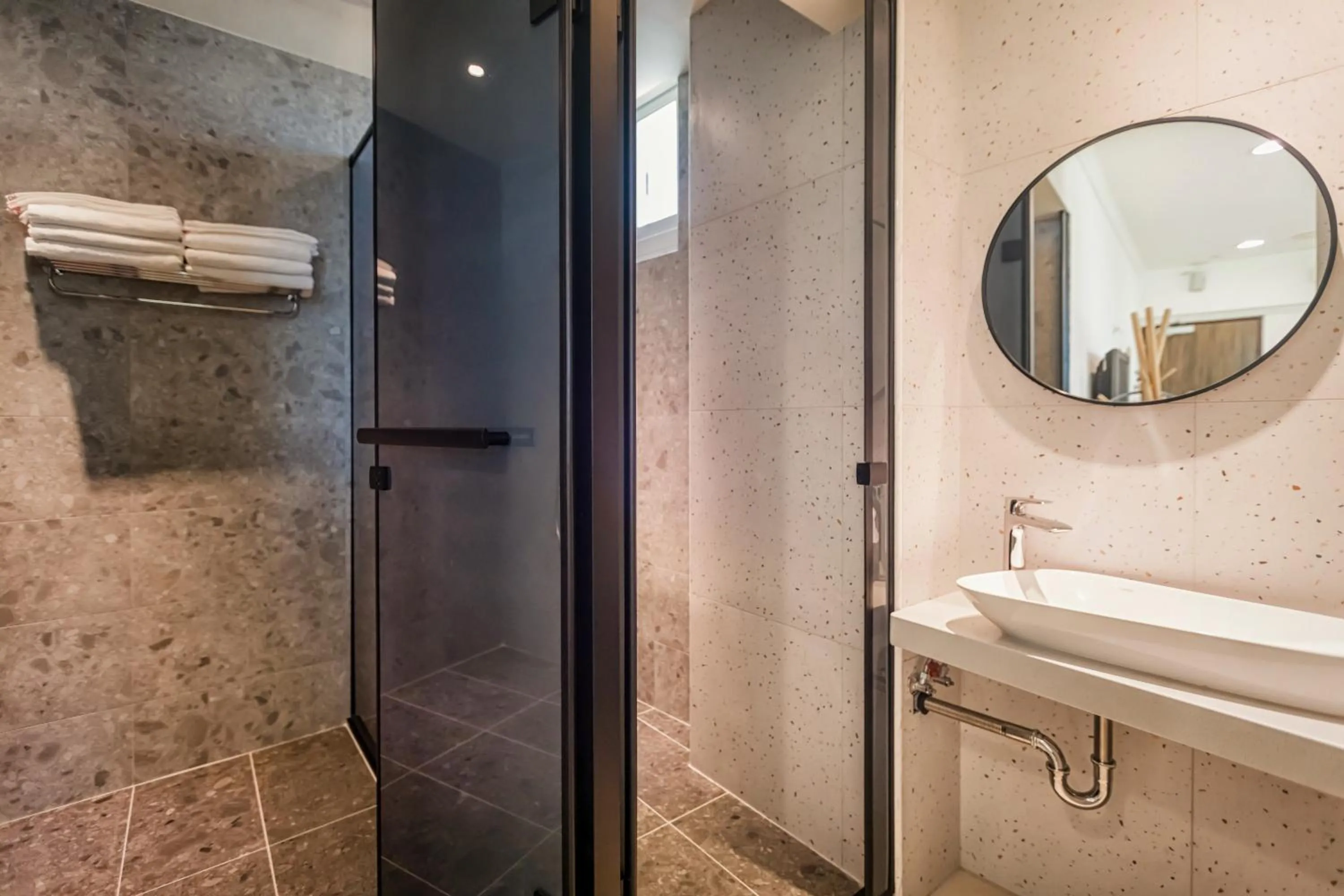 Shower in Zhudeng 1965 Hotel