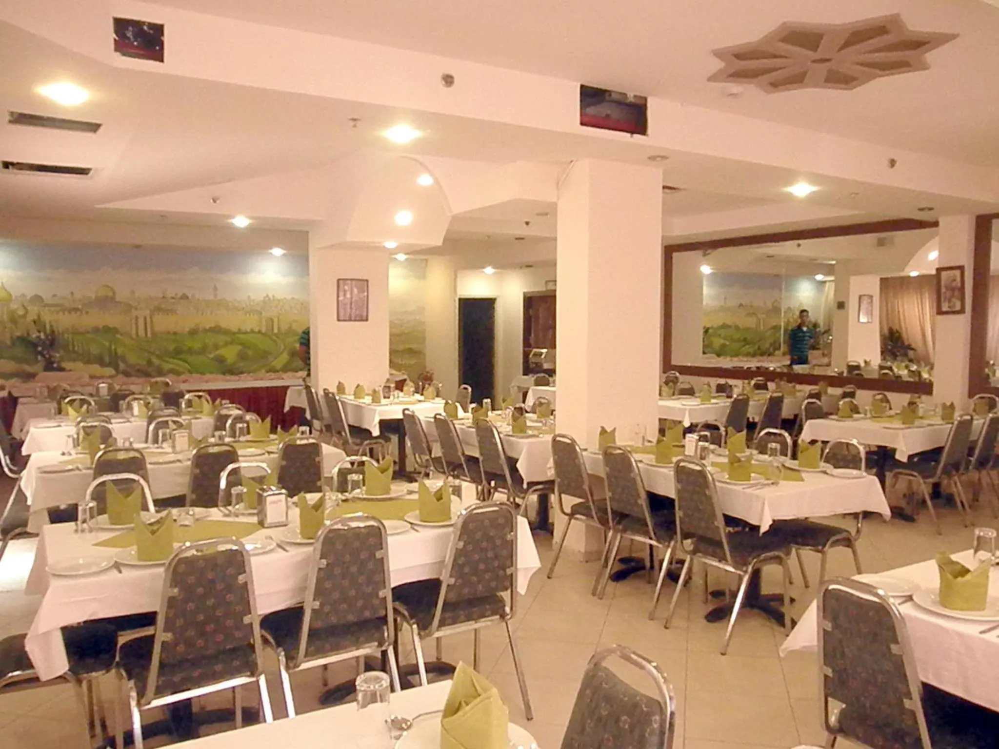 Restaurant/places to eat in Commodore Hotel