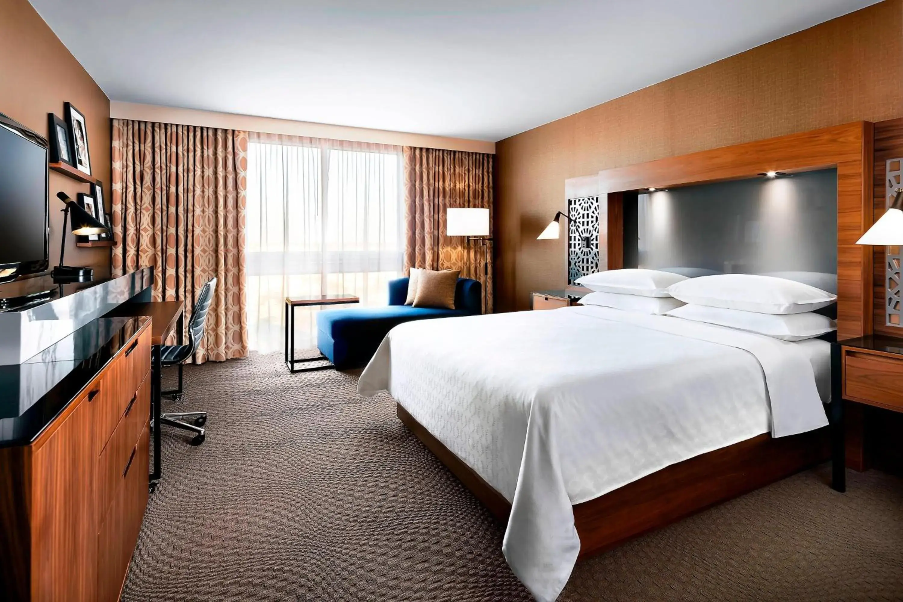 Photo of the whole room, Bed in Sheraton Toronto Airport Hotel & Conference Centre Photo of the whole room, Bed in Sheraton Toronto Airport Hotel & Conference Centre