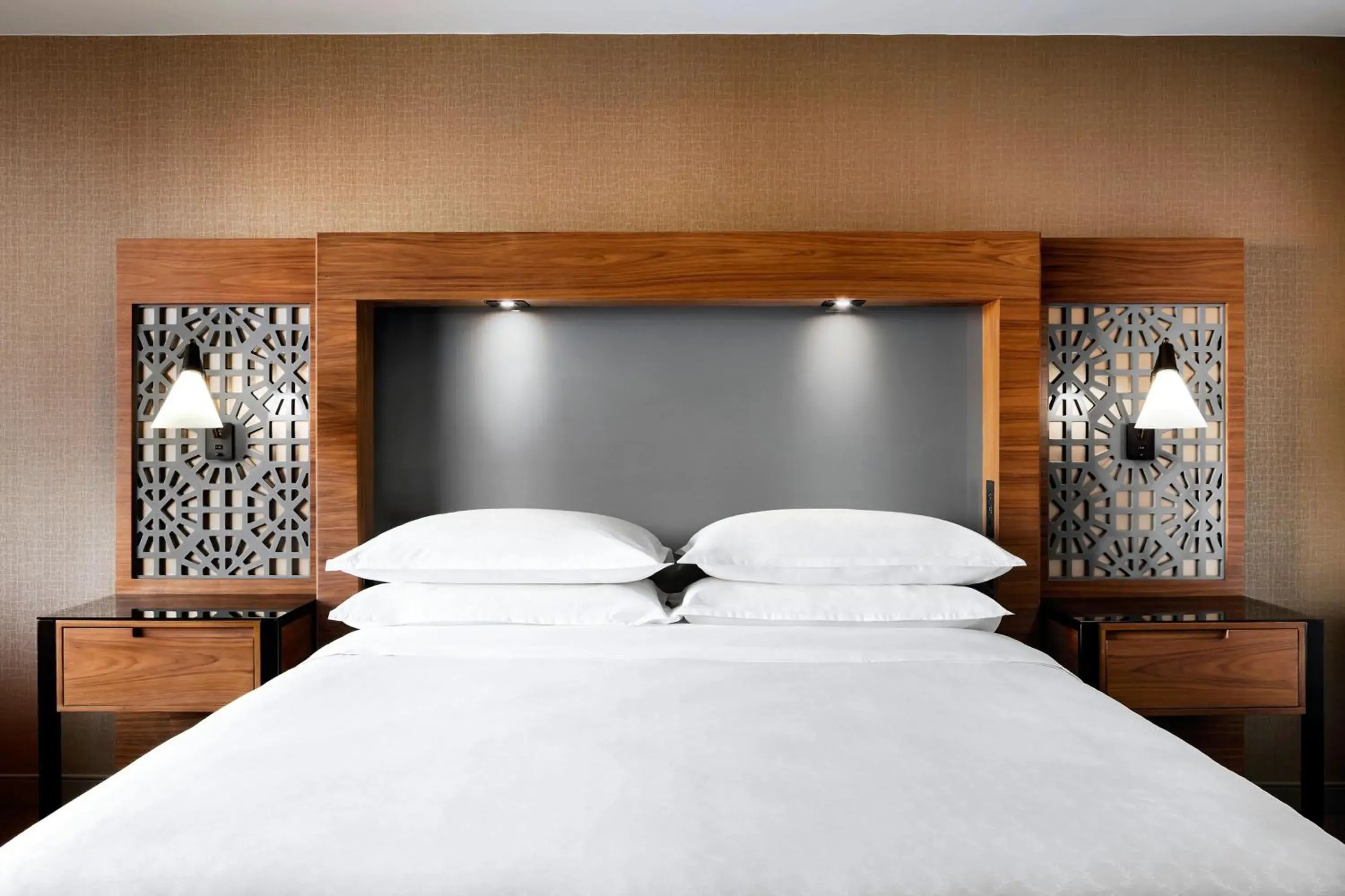 Photo of the whole room, Bed in Sheraton Toronto Airport Hotel & Conference Centre Photo of the whole room, Bed in Sheraton Toronto Airport Hotel & Conference Centre