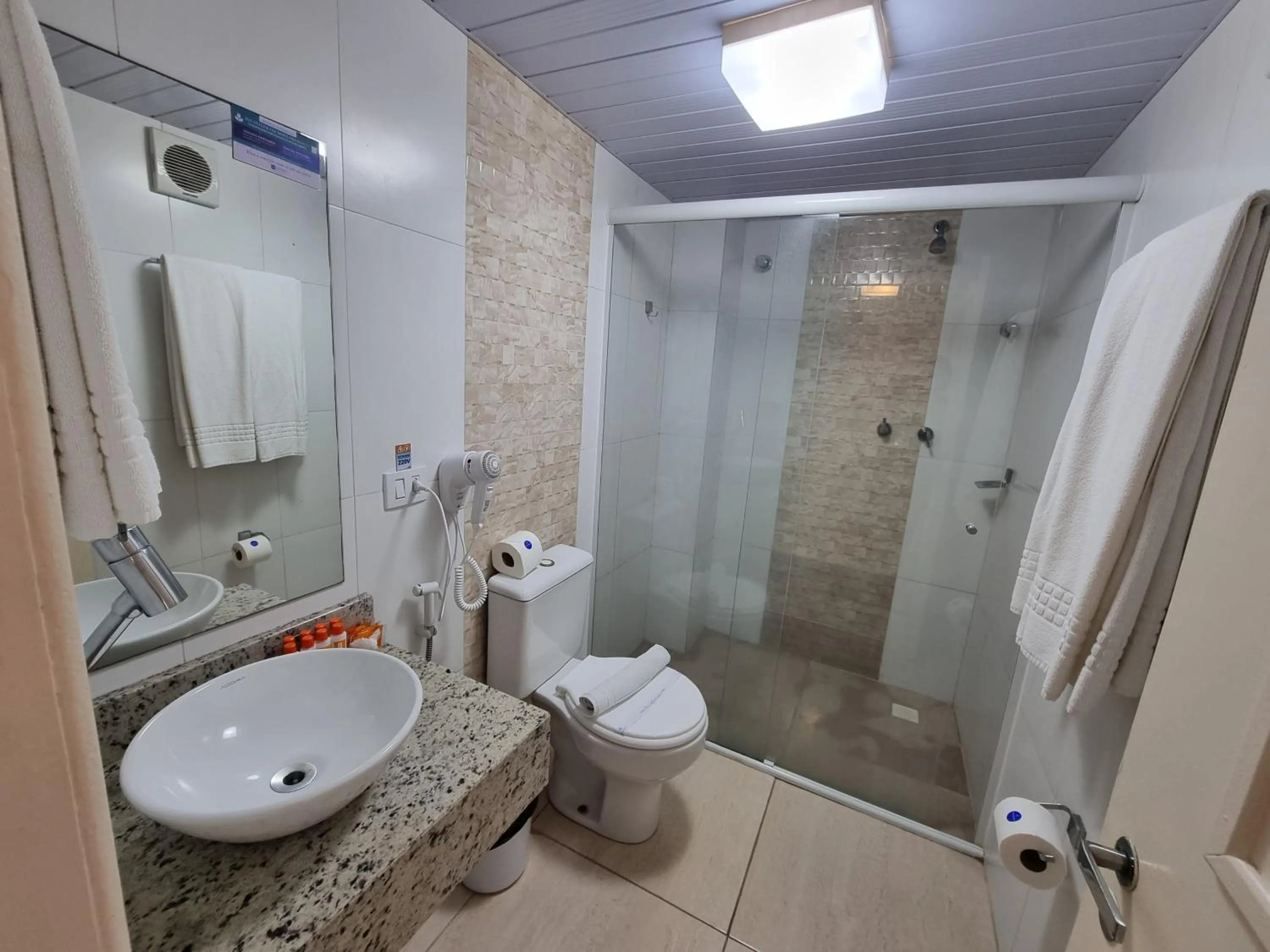 Shower in Marambaia Hotel e Convenções