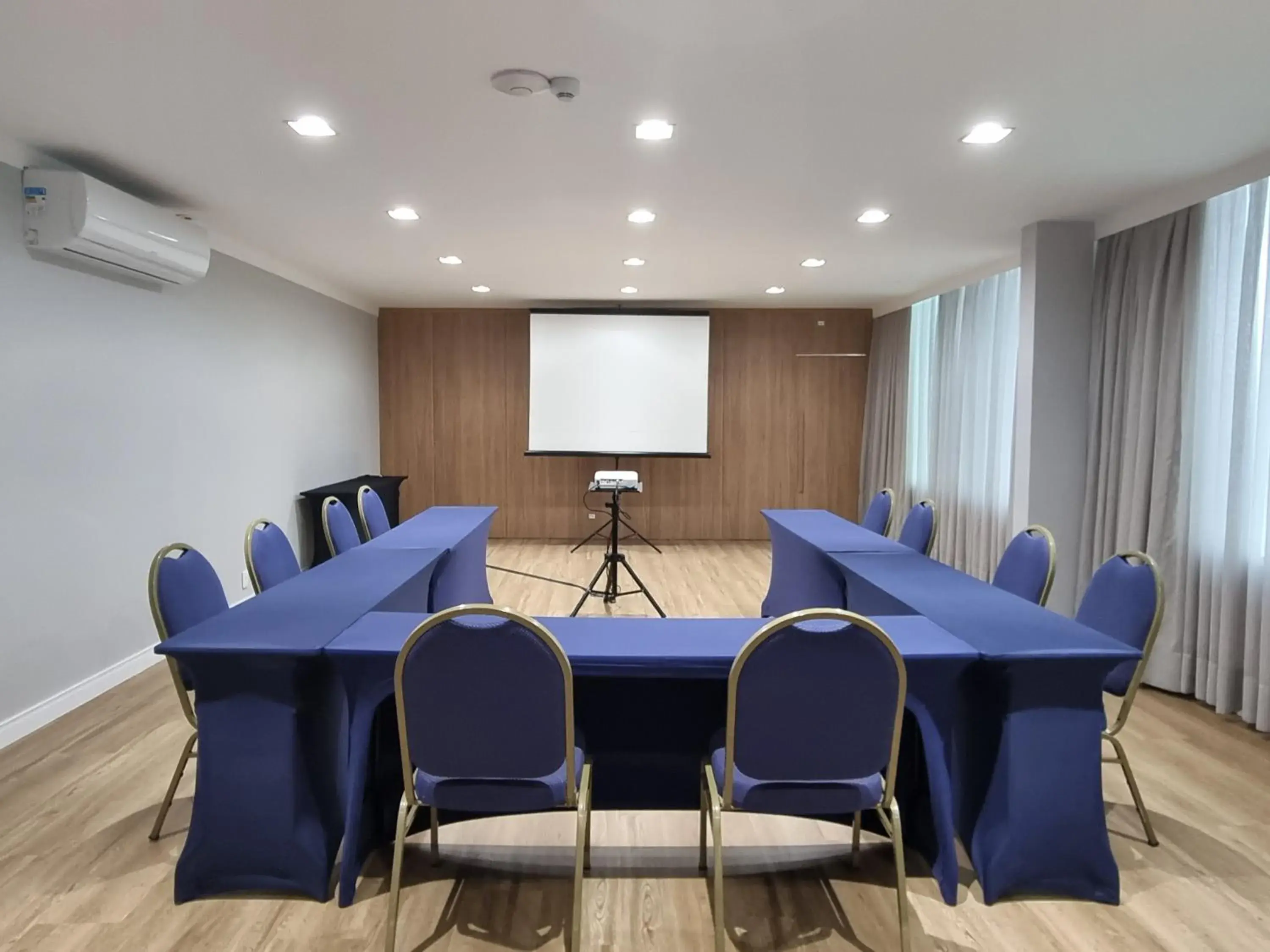 TV and multimedia in Marambaia Hotel e Convenções TV and multimedia in Marambaia Hotel e Convenções