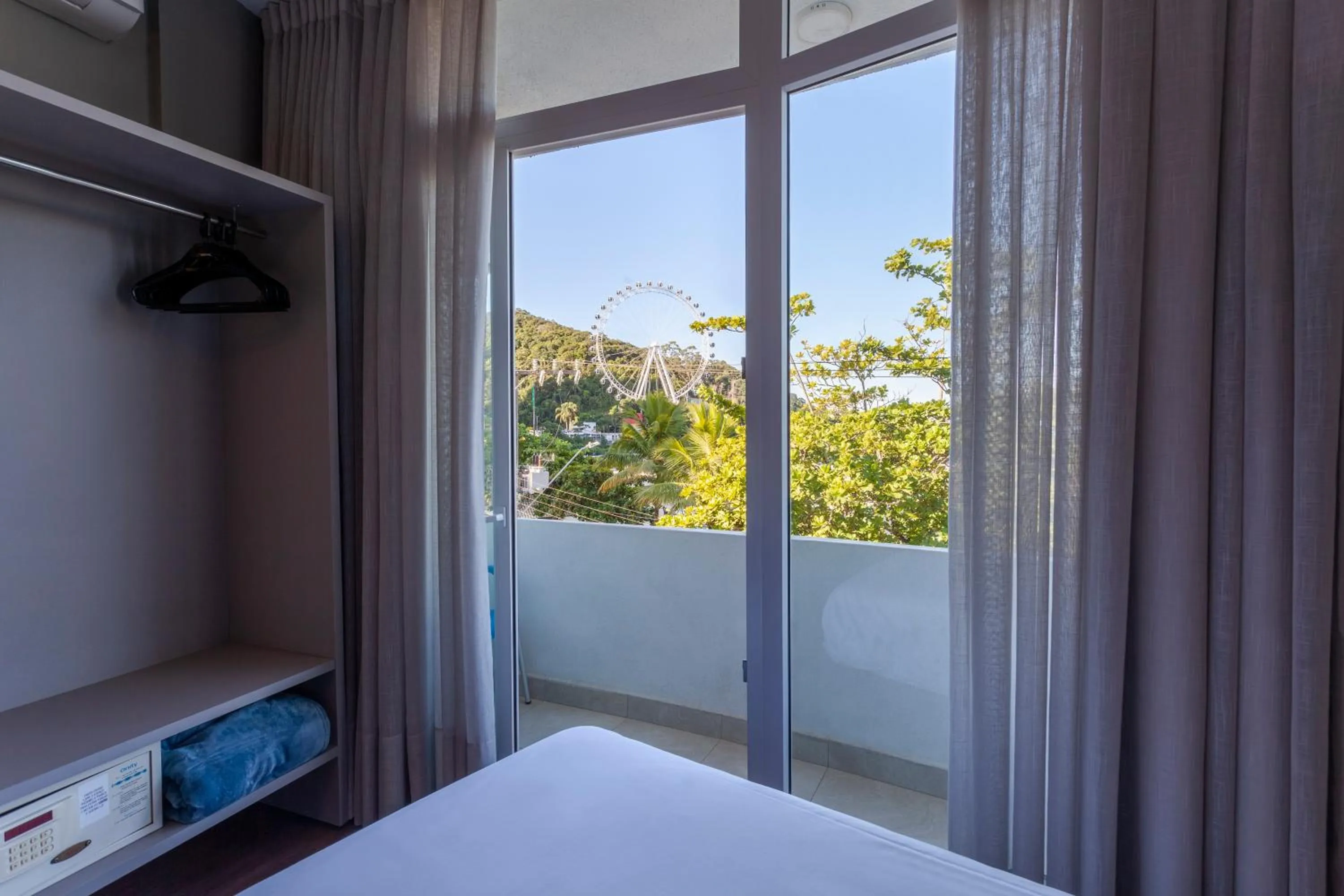 View (from property/room), Bed in Marambaia Hotel e Convenções