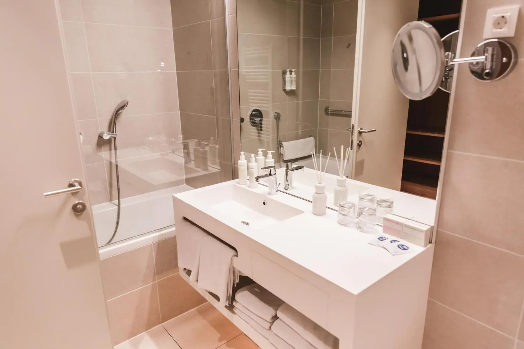 Bathroom in One Suite Residence by Irundo Bathroom in One Suite Residence by Irundo