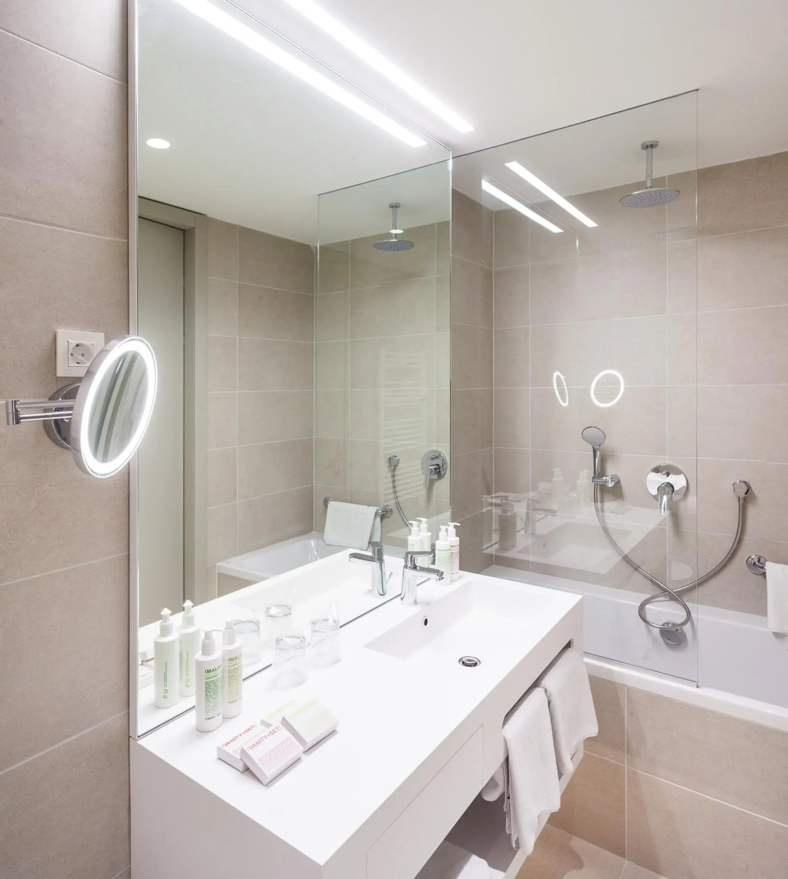 Bathroom in One Suite Residence by Irundo Bathroom in One Suite Residence by Irundo