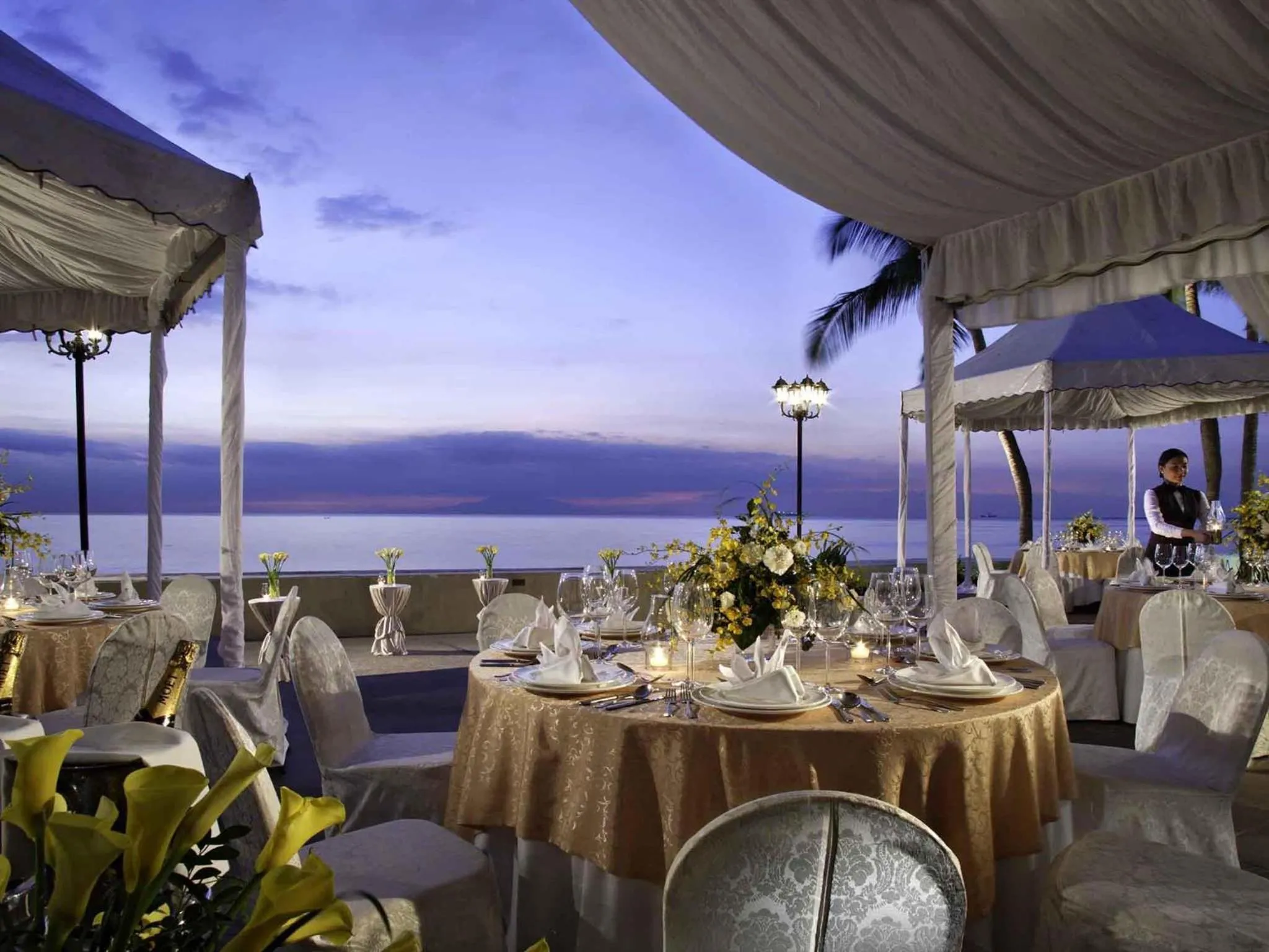 Lounge or bar in Sofitel Philippine Plaza Manila