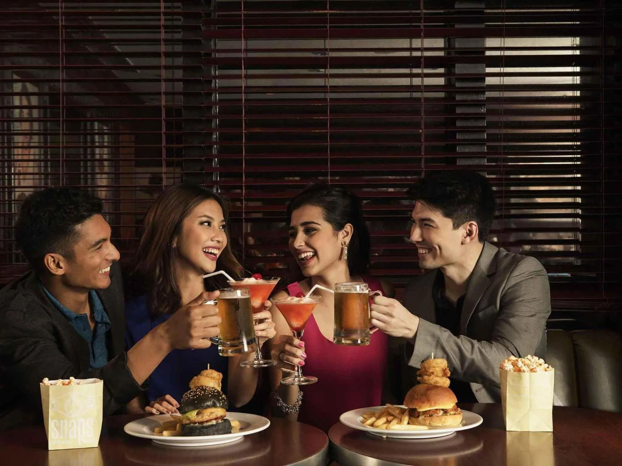 Lounge or bar in Sofitel Philippine Plaza Manila